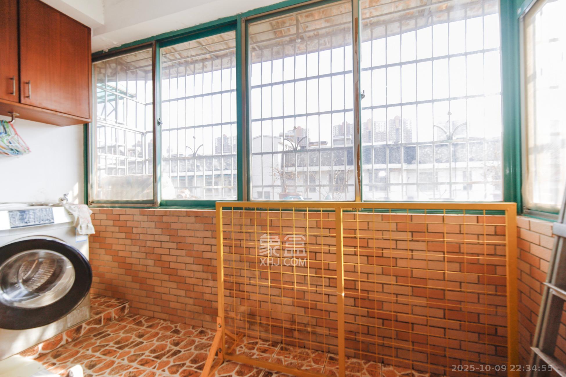 三湘小区  3室2厅1卫    60.0万阳台