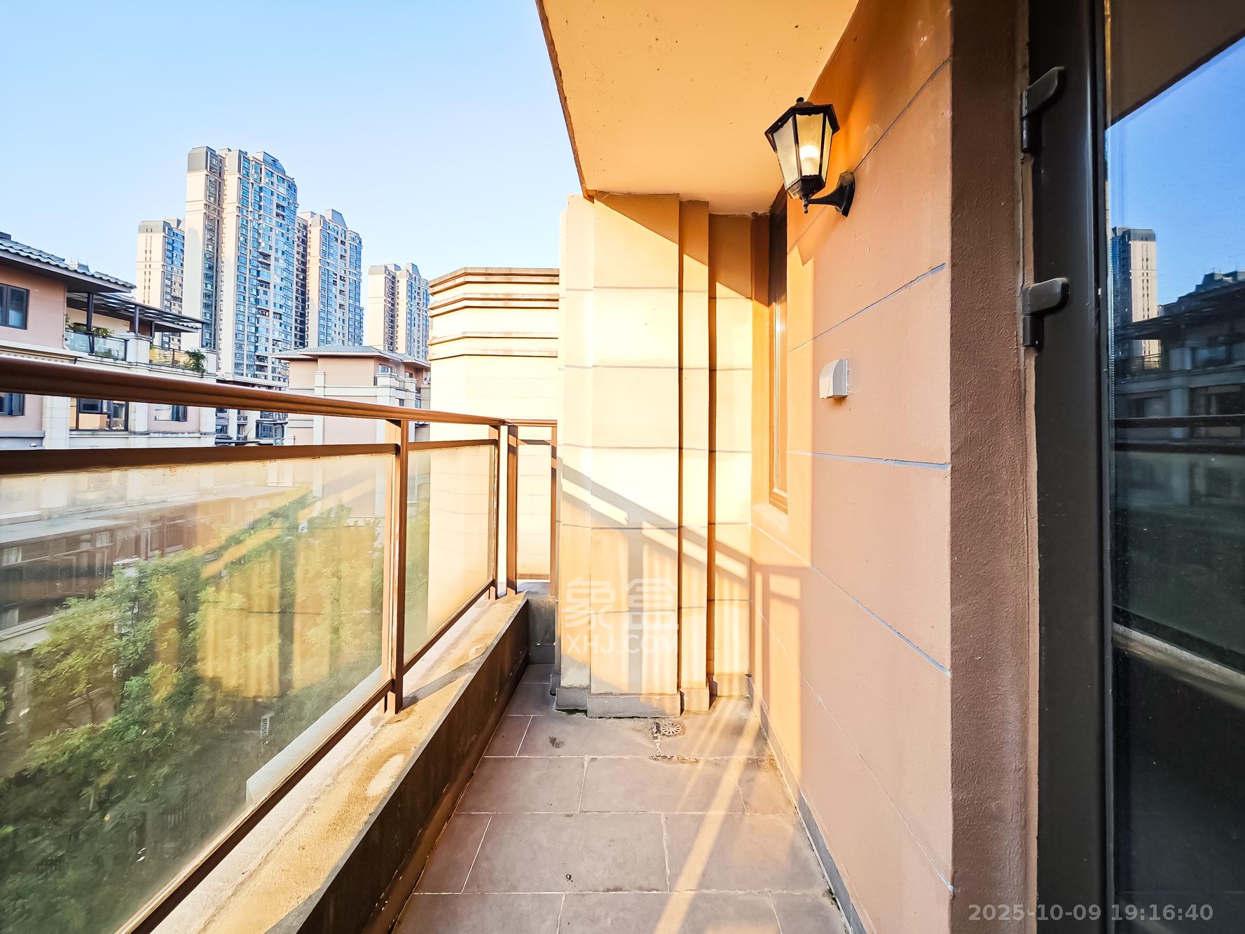 恒大御景天下城一期  4室2厅3卫    268.0万阳台