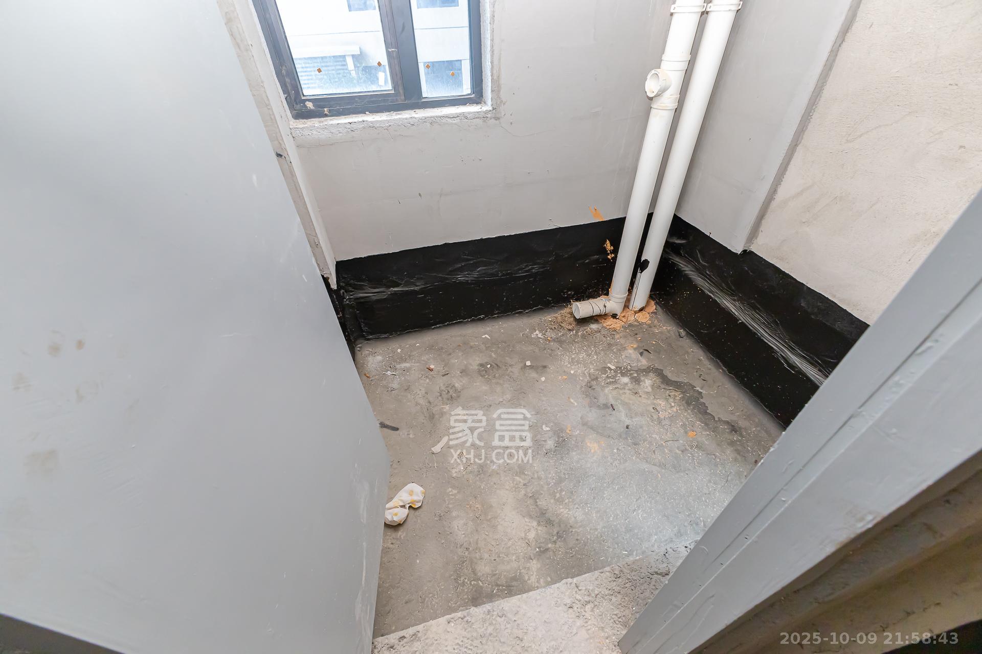 润和滨江广场（润和中央广场）  4室2厅2卫    83.8万卫生间