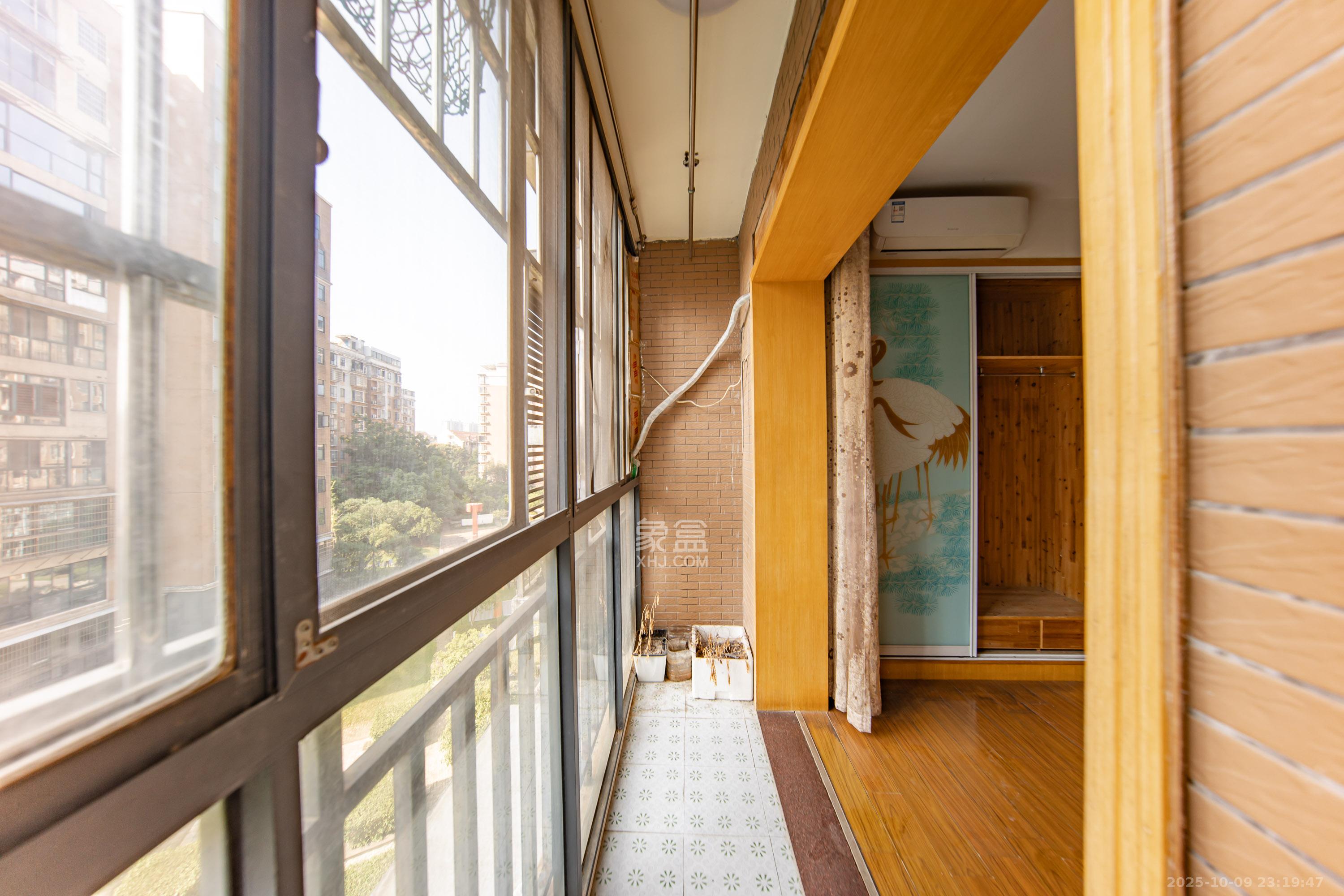 枫华府第  3室2厅2卫    68.0万阳台