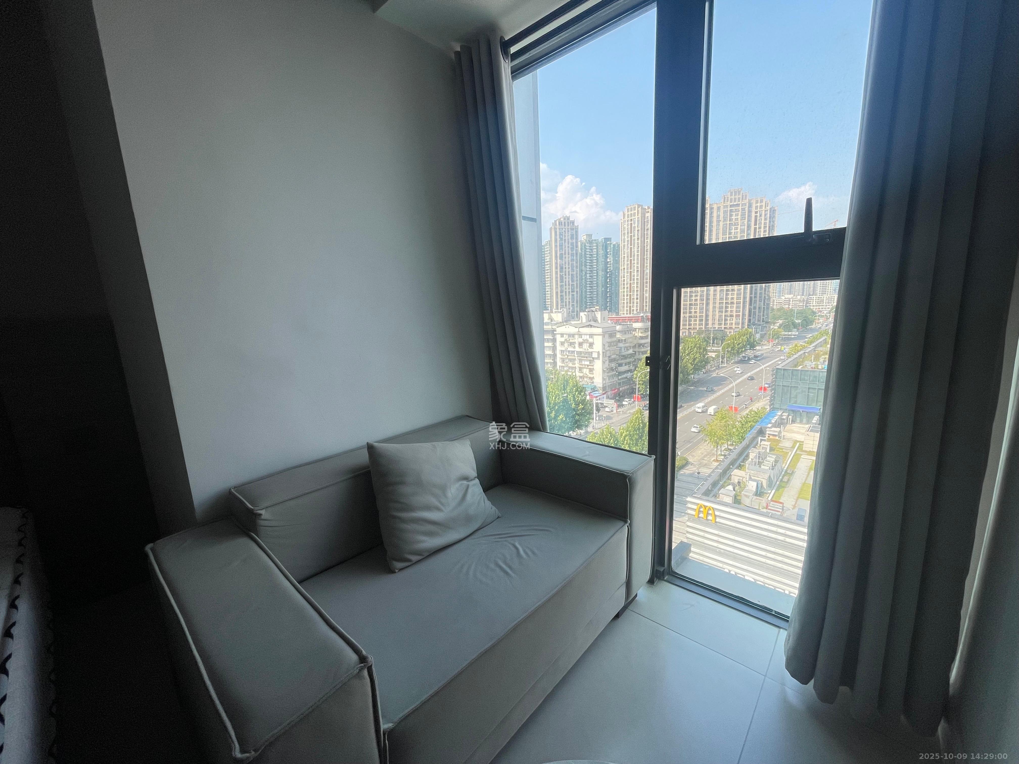 华润置地中心 1室1厅1卫 2000.0元/月 华润置地中心 1室1厅1卫 2000.0元/月室内图