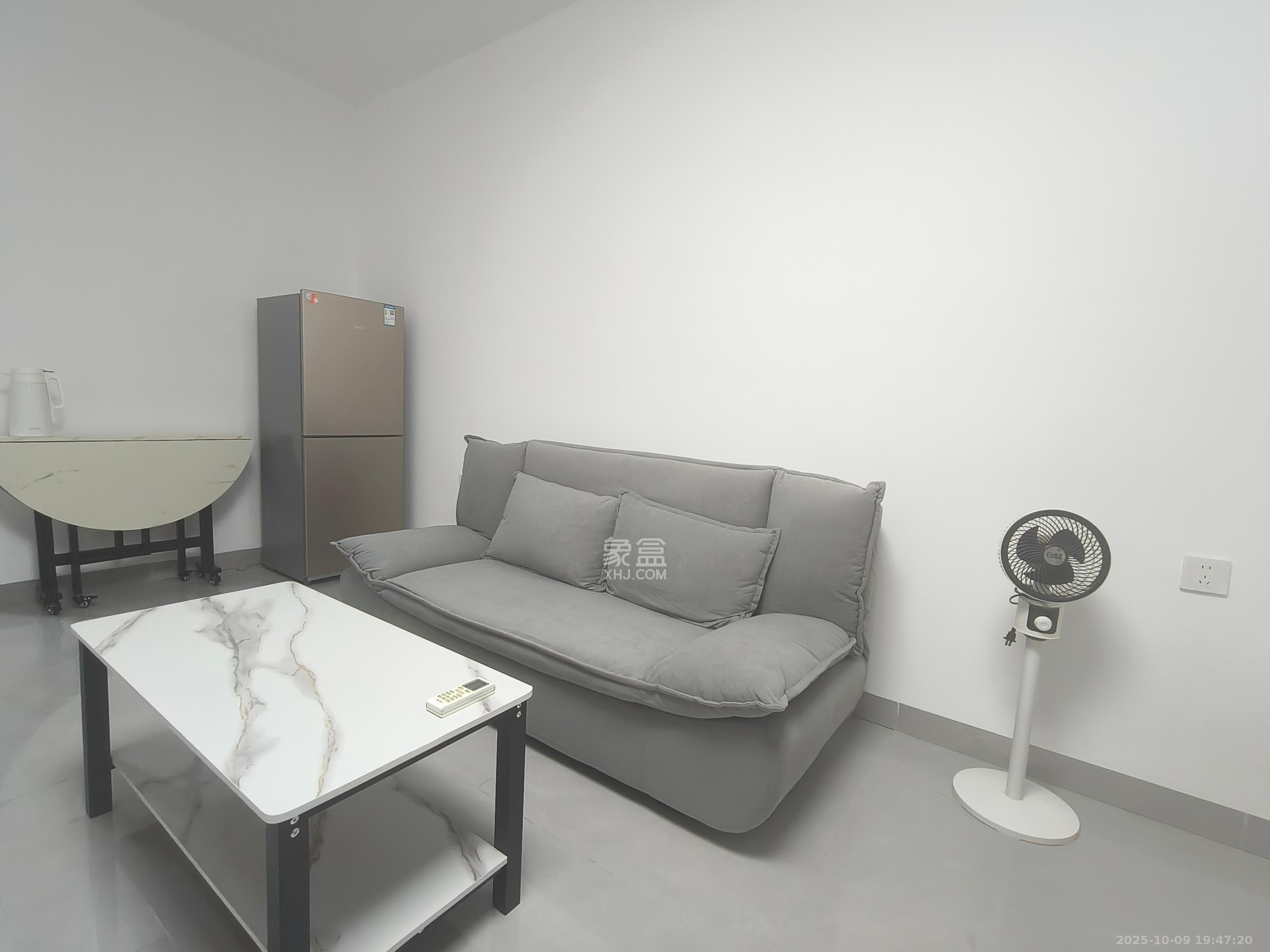 香颂国际  1室1厅1卫    1800.0元/月 香颂国际  1室1厅1卫    1800.0元/月