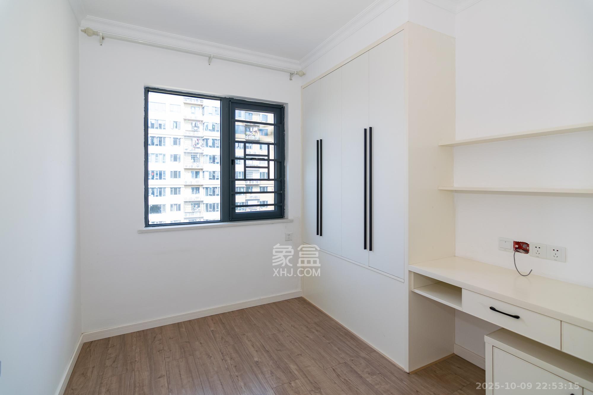 澳海月亮湾  3室2厅2卫    69.8万卧室