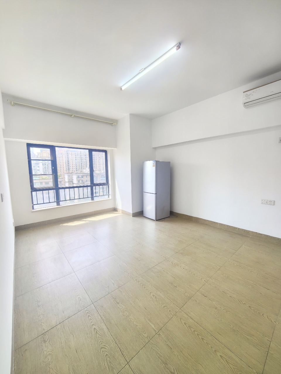 名门广场北区(二期)  3室2厅2卫    5000.0元/月 名门广场北区(二期)  3室2厅2卫    5000.0元/月室内图