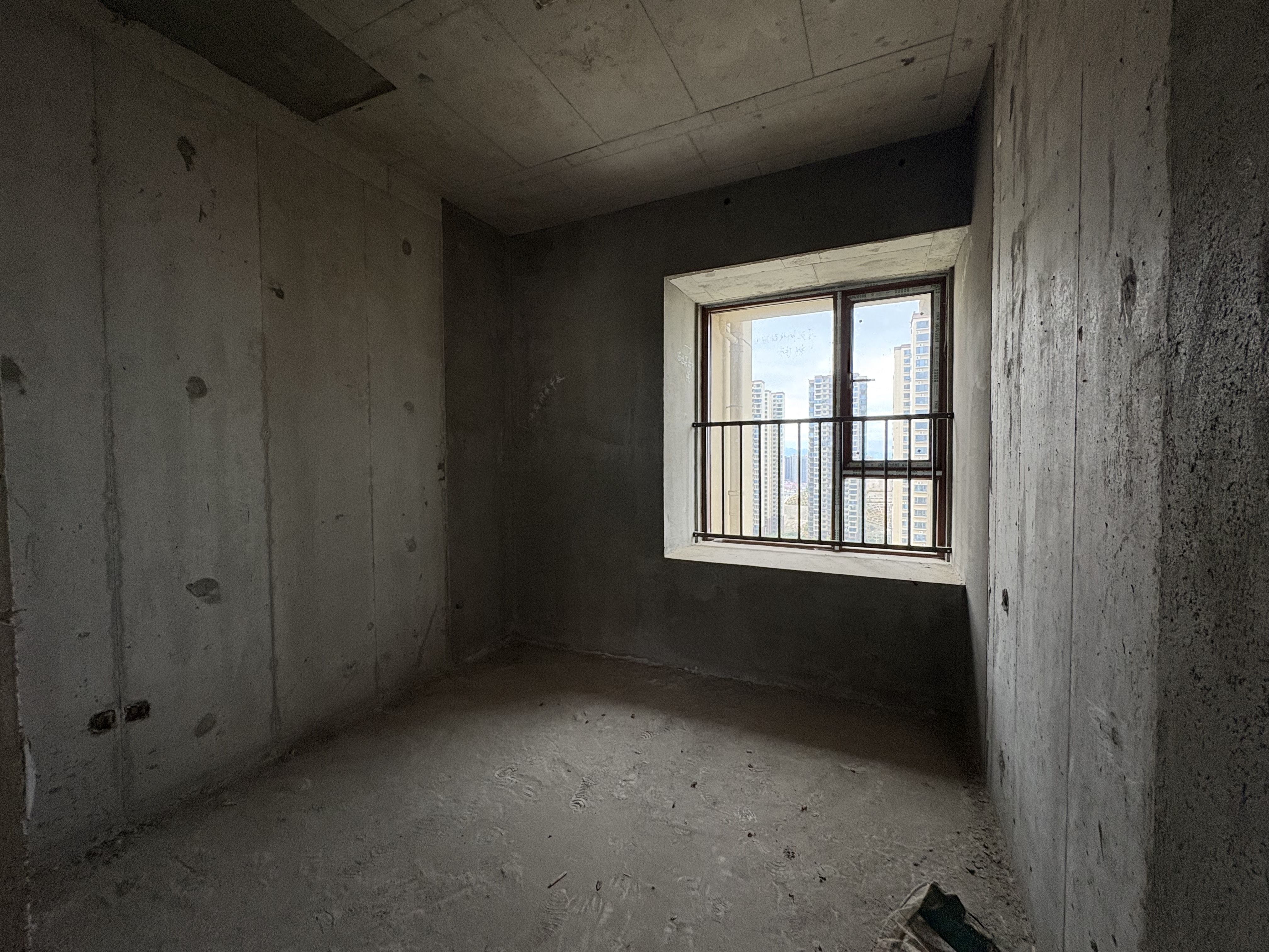 吉大汉珠山府  1室0厅0卫    92.8万客厅