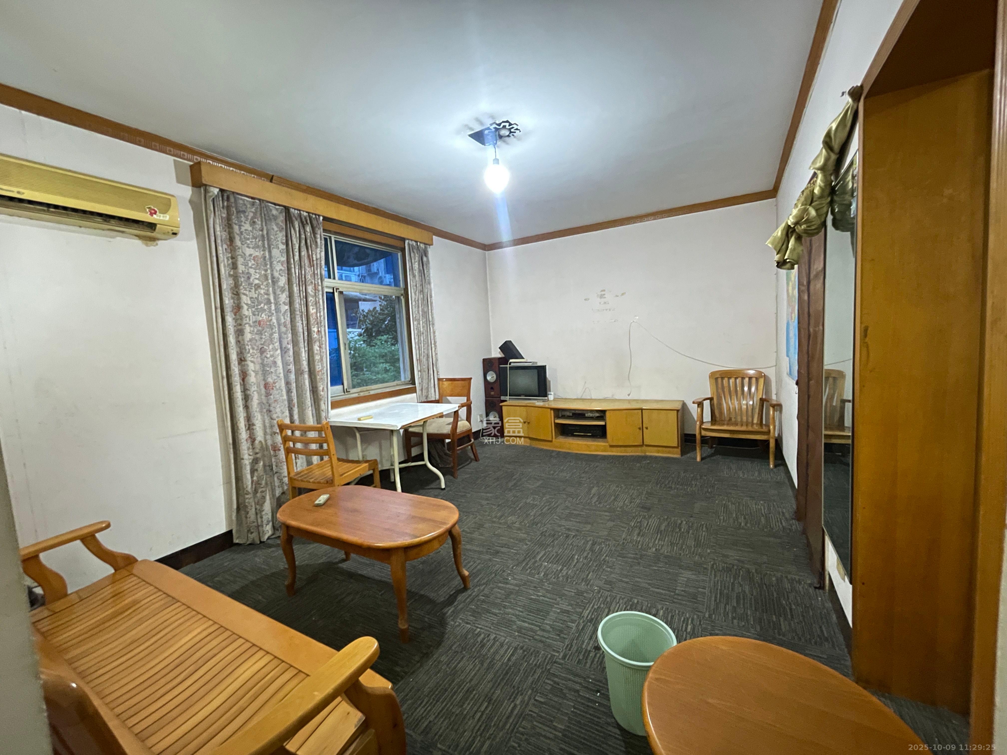 化油器厂宿舍  1室1厅1卫    1000.0元/月 化油器厂宿舍  1室1厅1卫    1000.0元/月室内图