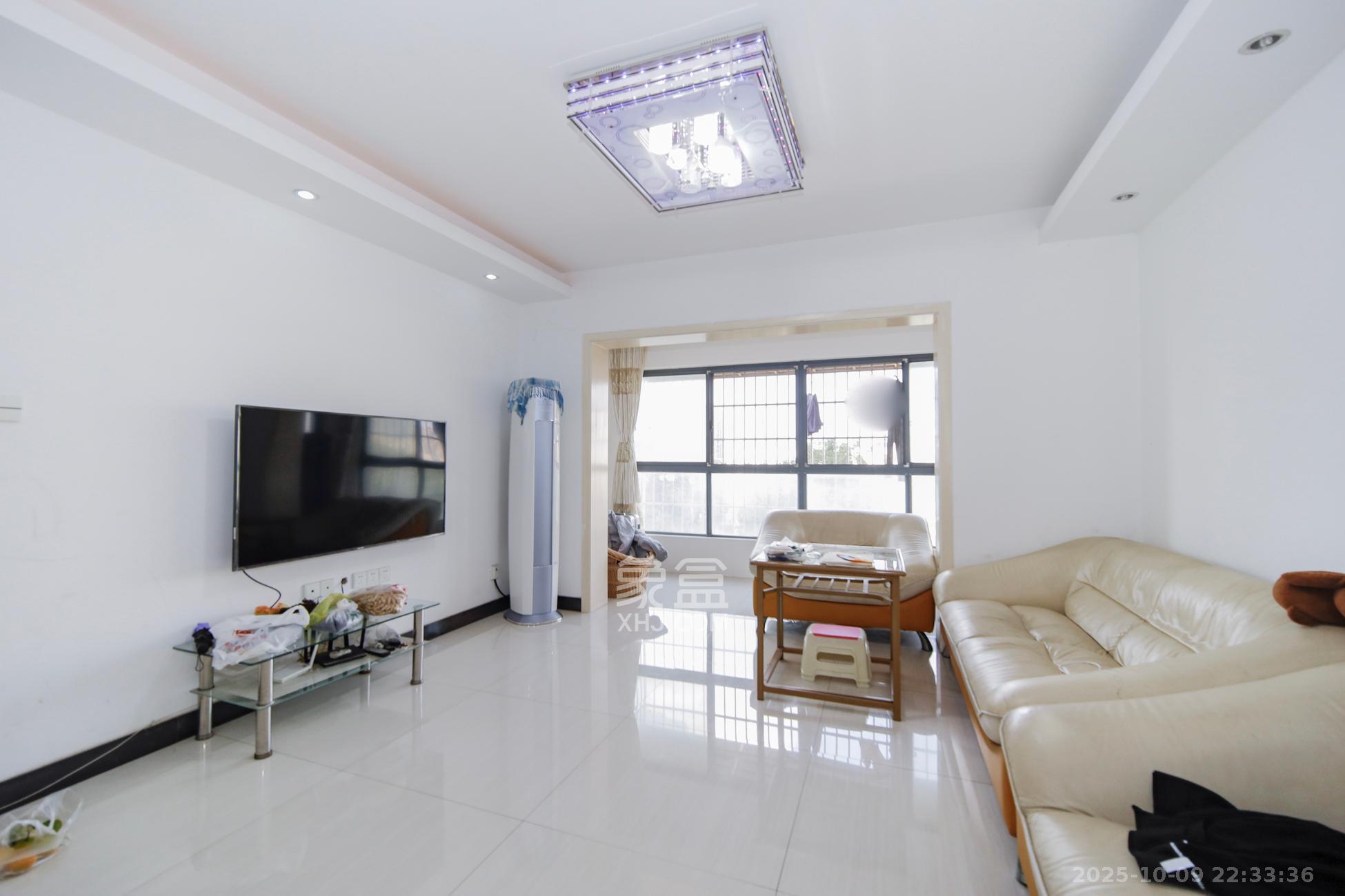 上海城小区  3室2厅2卫    93.8万客厅