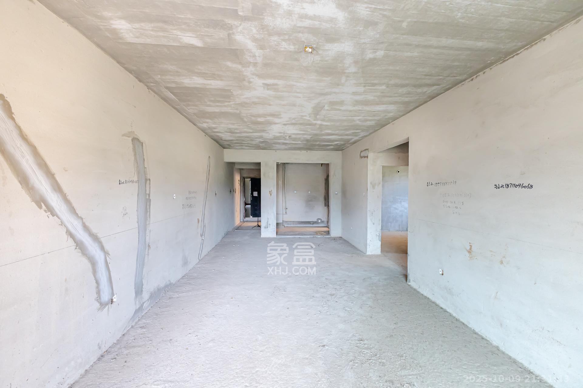 润和又一城  3室2厅2卫    70.0万客厅