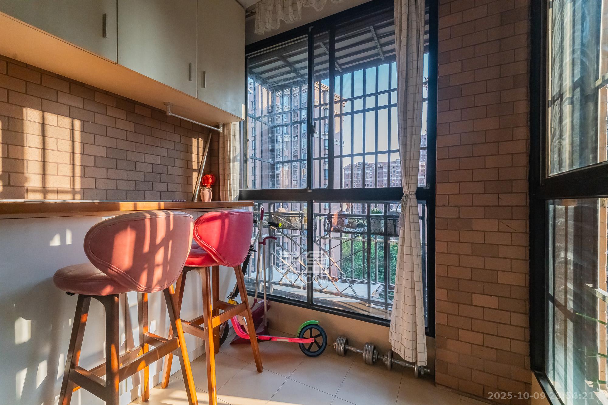 华润凤凰城一期  2室2厅1卫    52.0万阳台