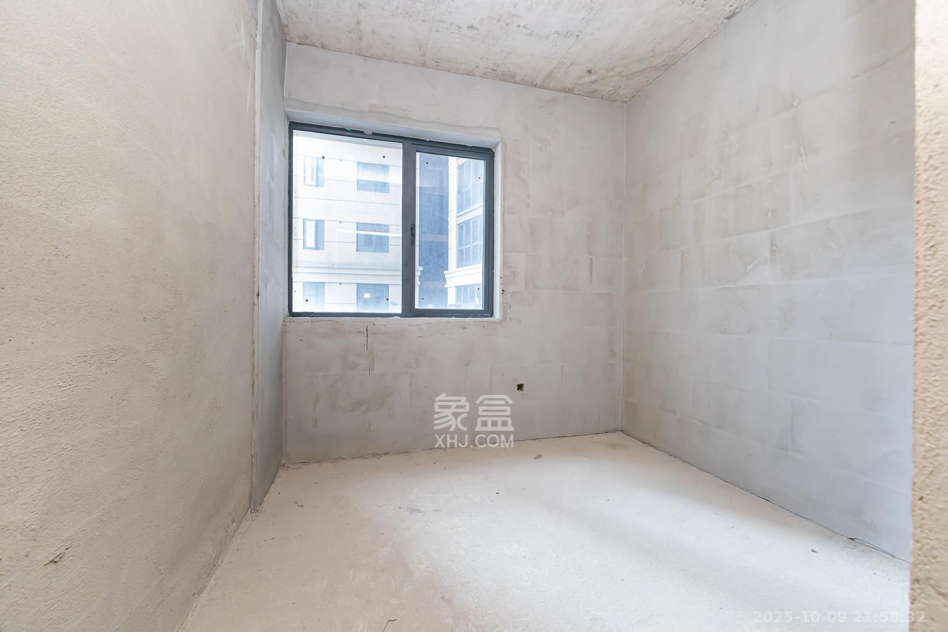 润和滨江广场（润和中央广场）  4室2厅2卫    83.8万卧室