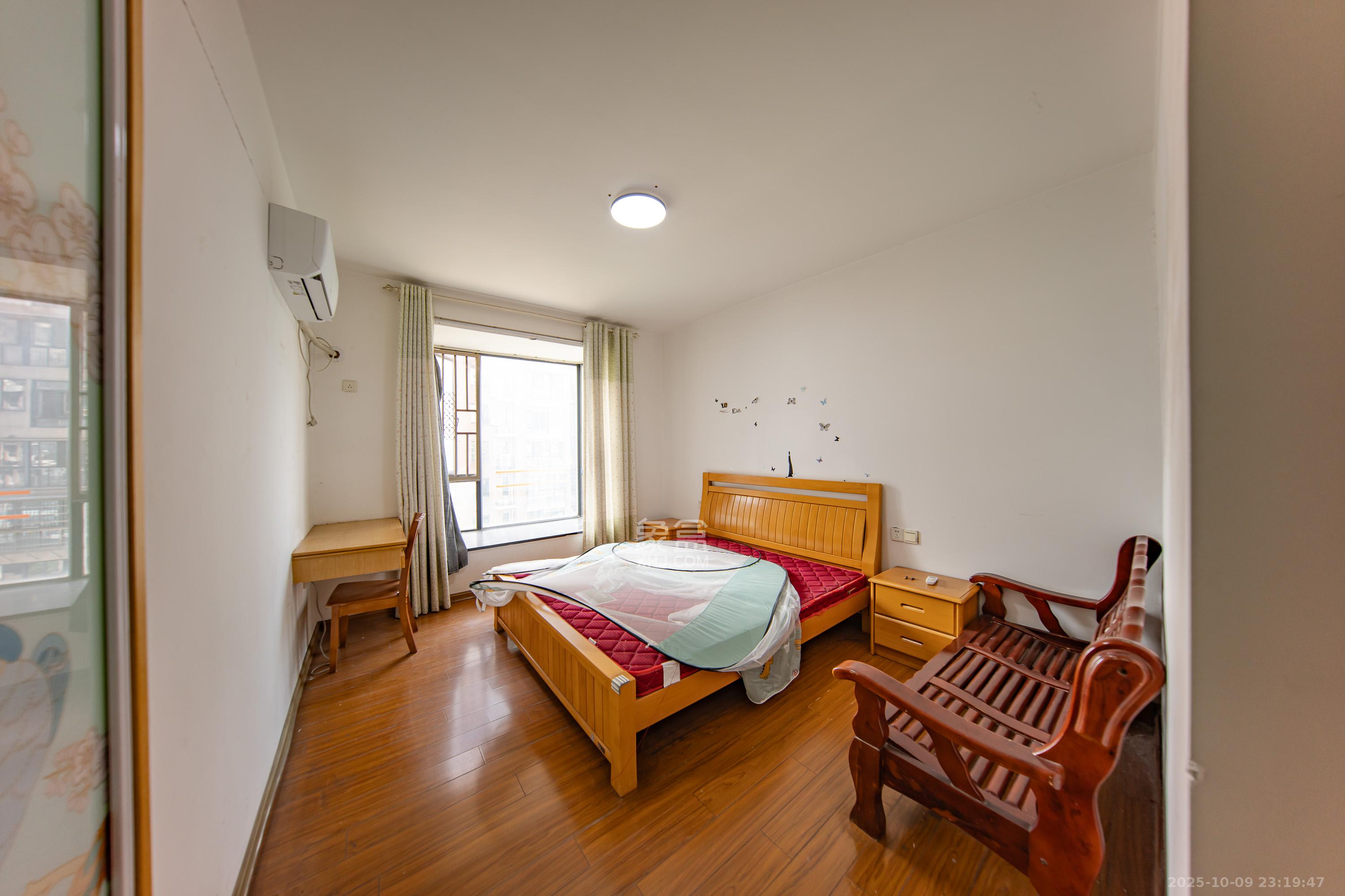 枫华府第  3室2厅2卫    68.0万卧室