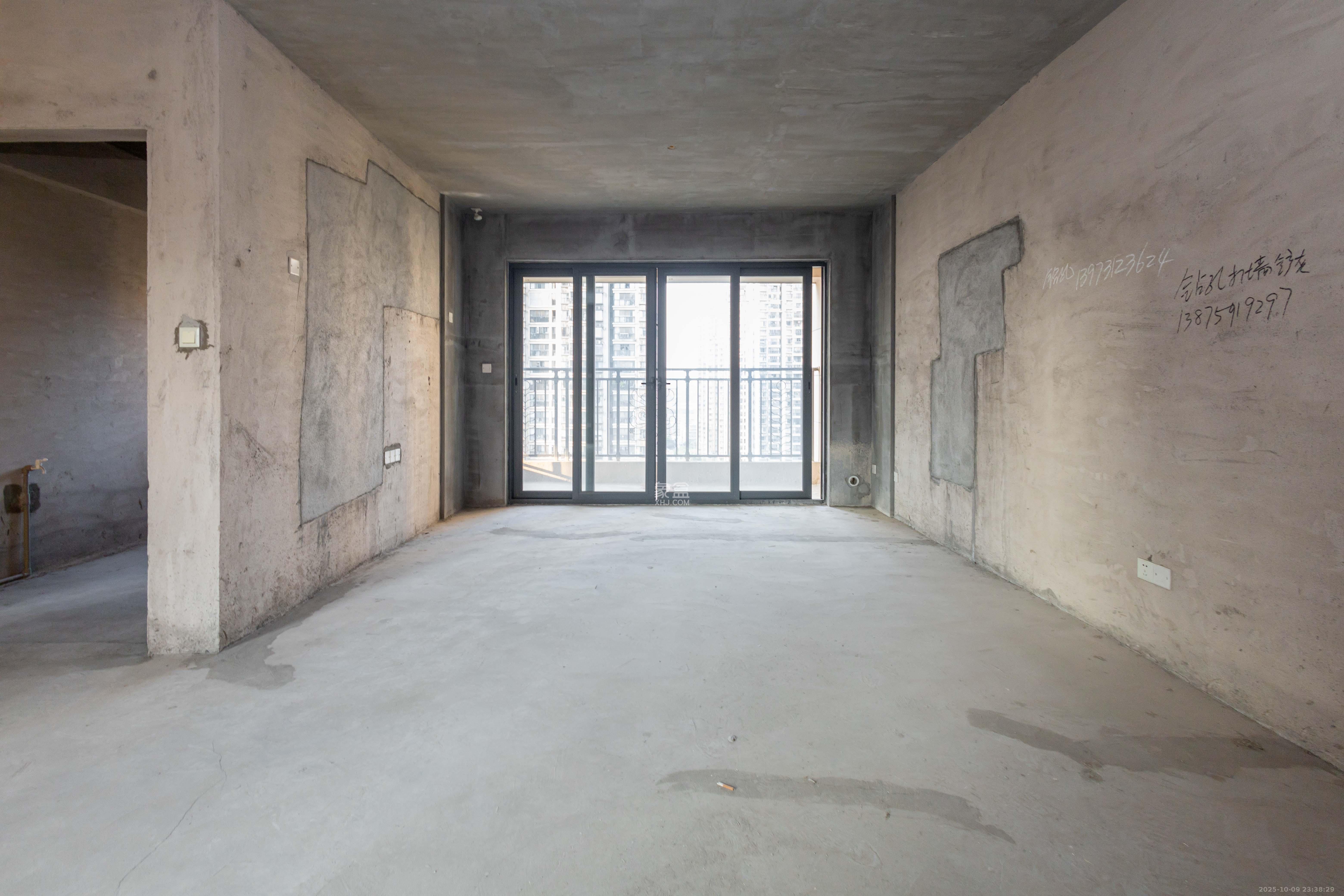 恒大江湾  3室1厅2卫    110.0万客厅