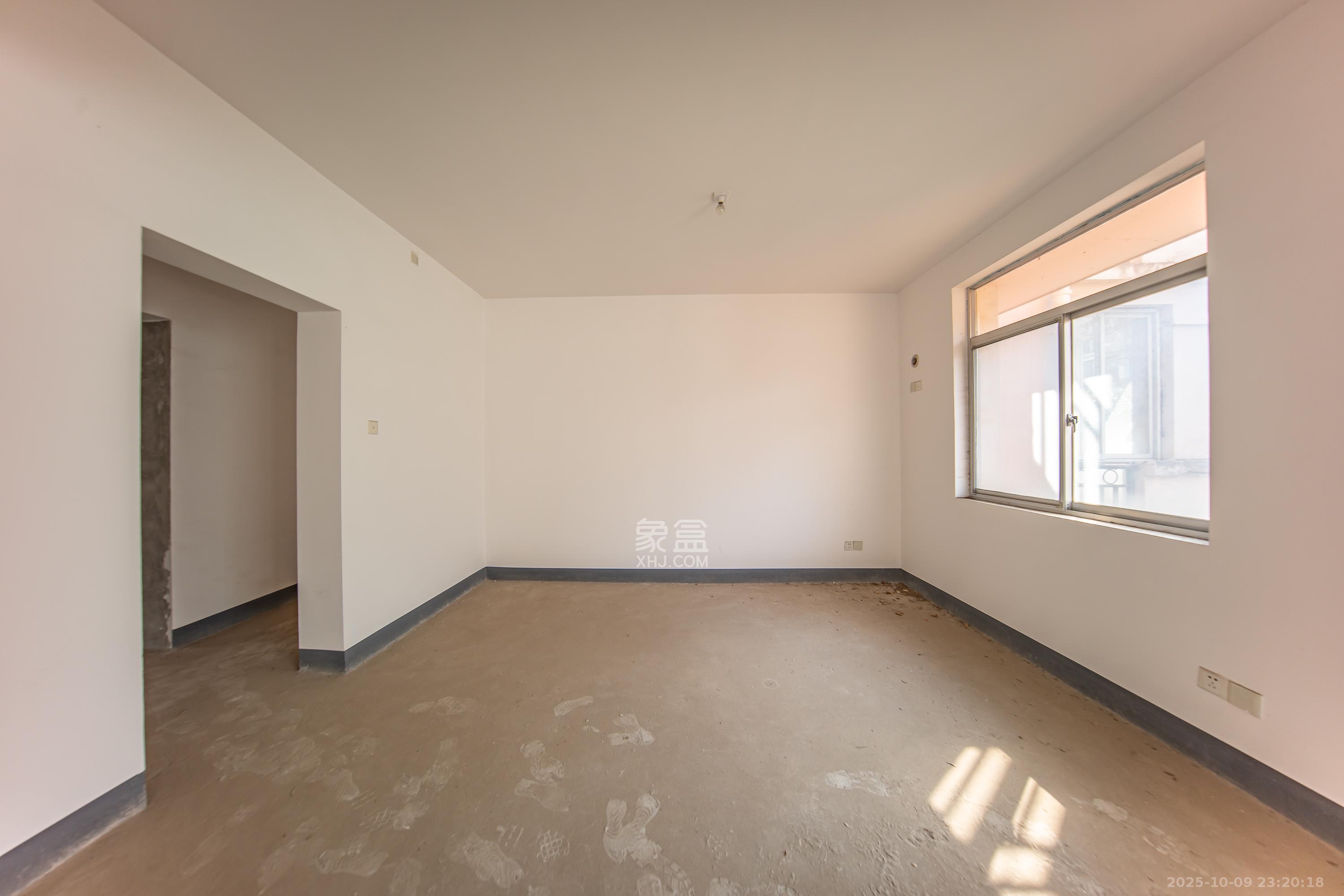 枫华府第  3室2厅2卫    63.8万卧室