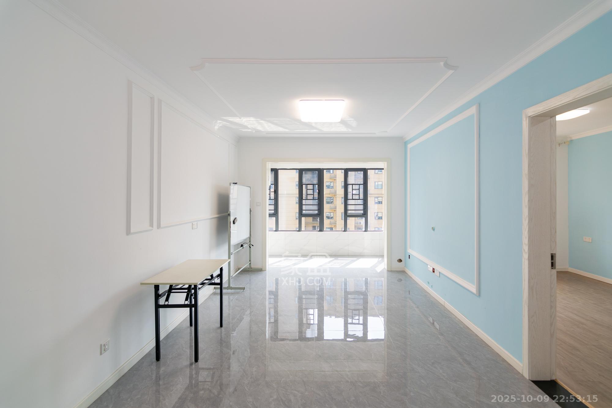 澳海月亮湾  3室2厅2卫    69.8万客厅