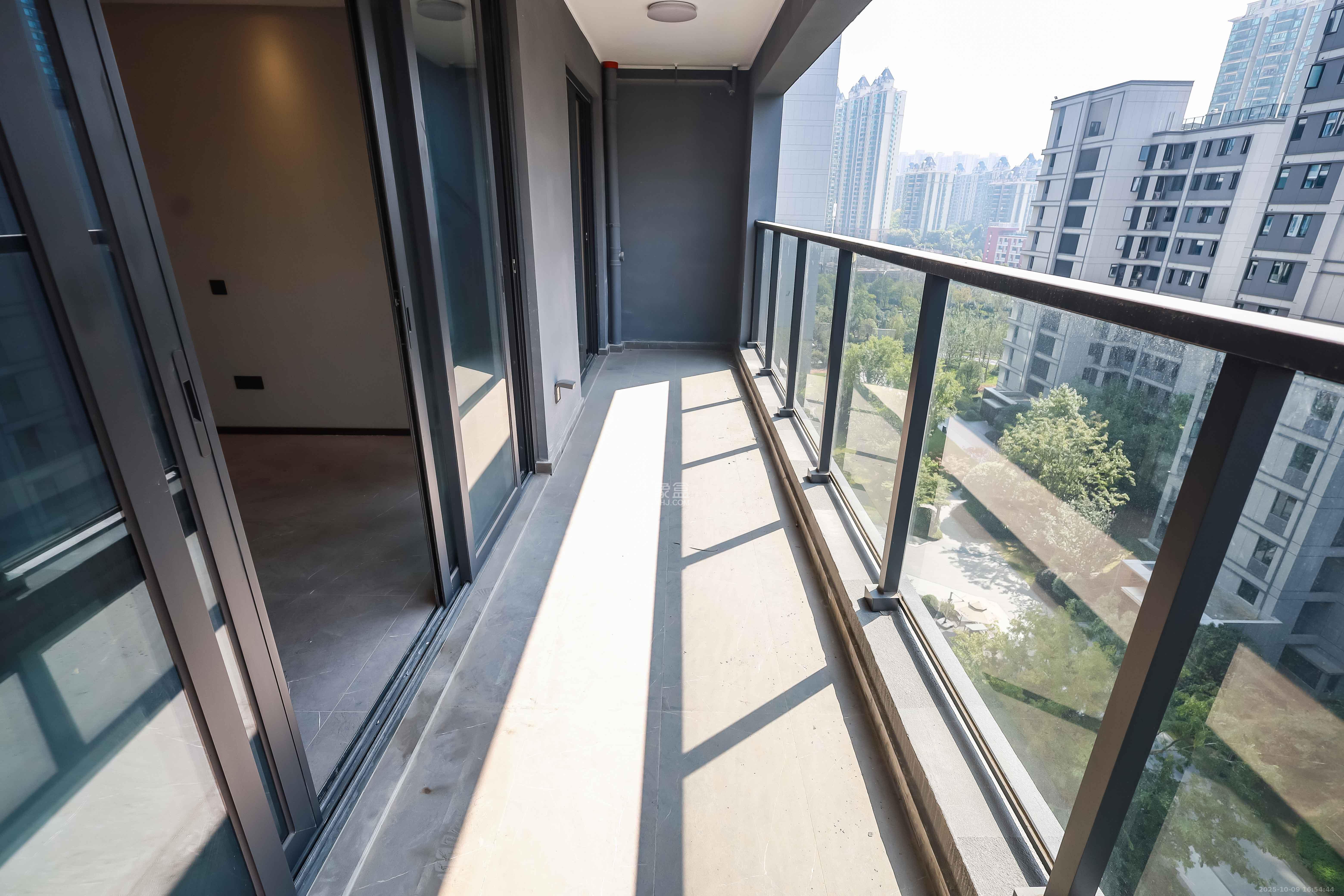 龙湖舜山府  4室2厅2卫    210.0万 龙湖舜山府  4室2厅2卫    210.0万阳台