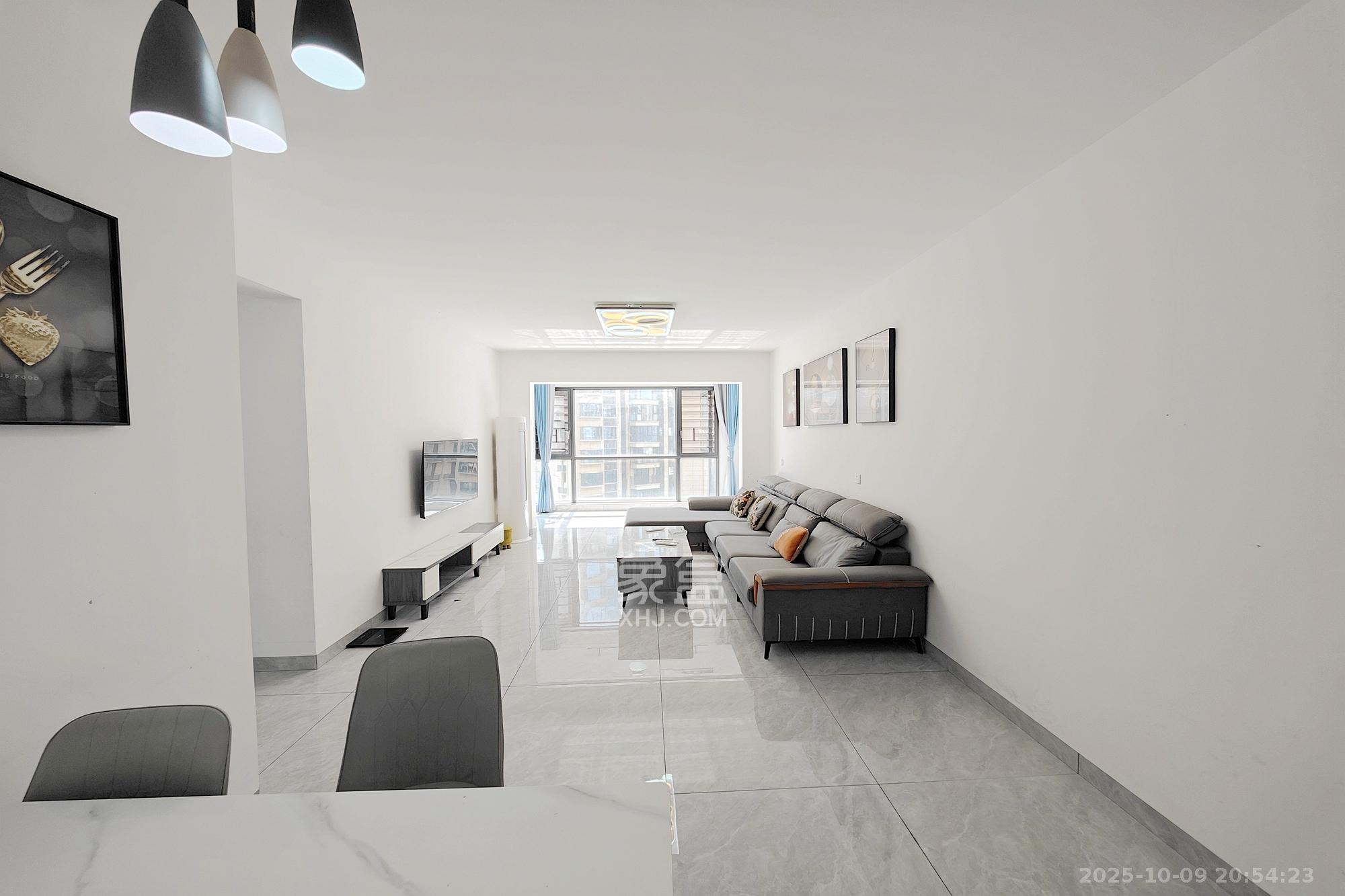 保利大都汇一期、二期 4室2厅2卫 138.0万 保利大都汇一期、二期 4室2厅2卫 138.0万客厅