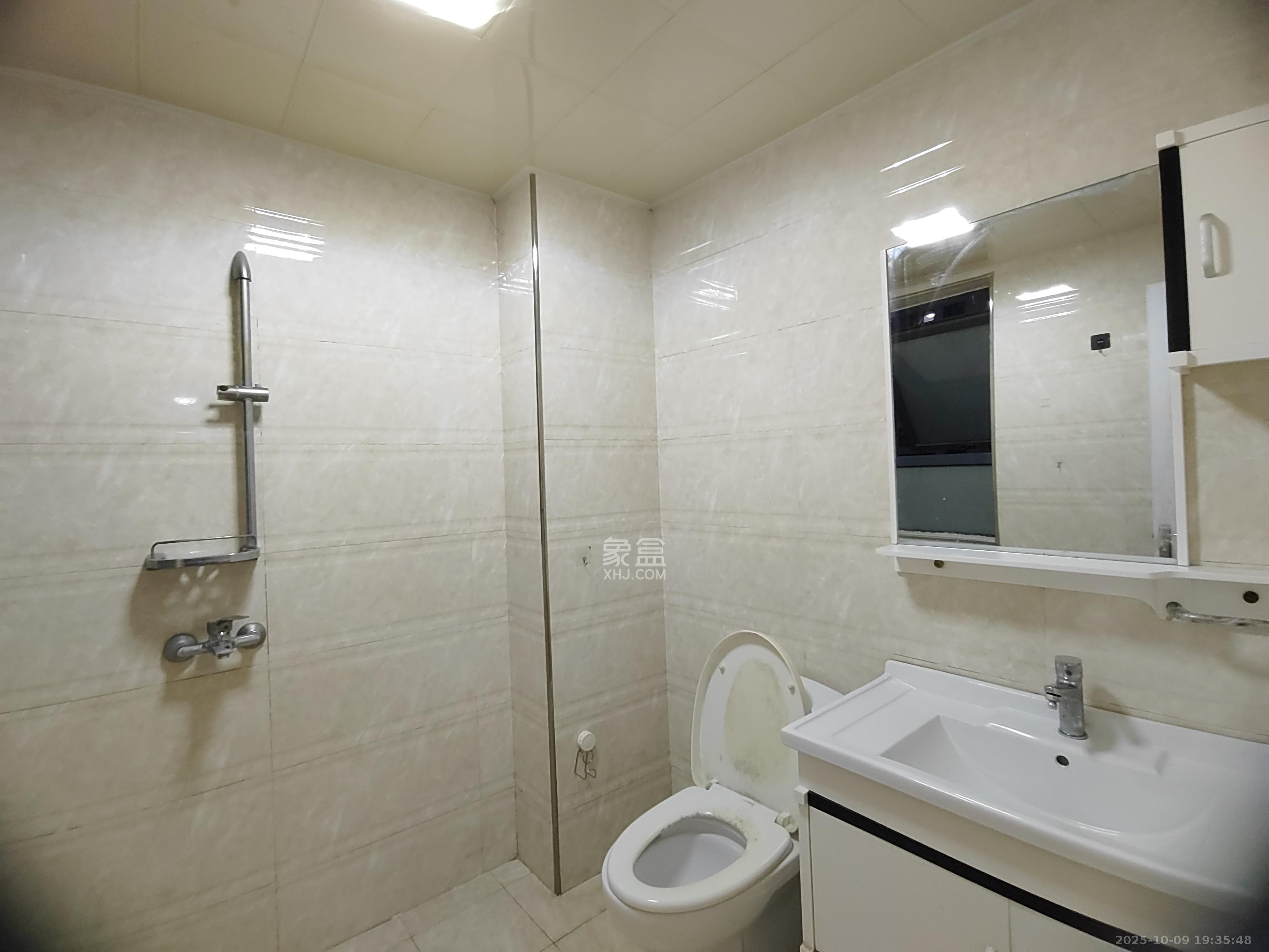 奥克斯广场 3室2厅2卫 3200.0元/月 奥克斯广场 3室2厅2卫 3200.0元/月室内图