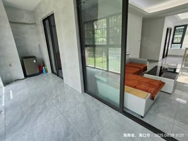 绿地城逸园 3室2厅2卫 110.0万 绿地城逸园 3室2厅2卫 110.0万客厅