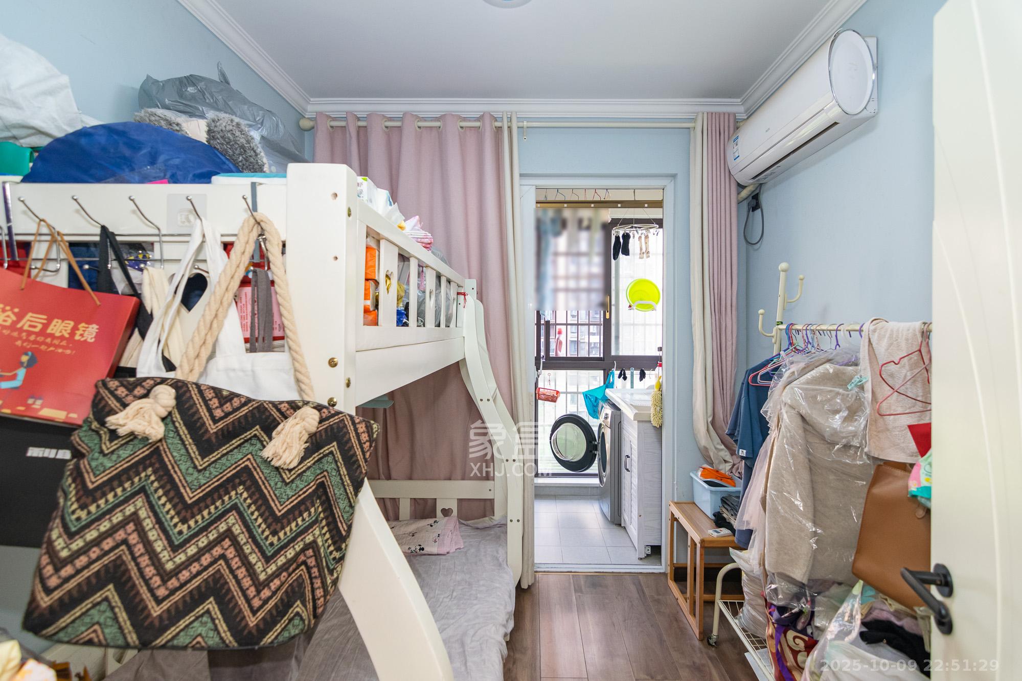 新城国际花都  3室2厅2卫    81.8万卧室