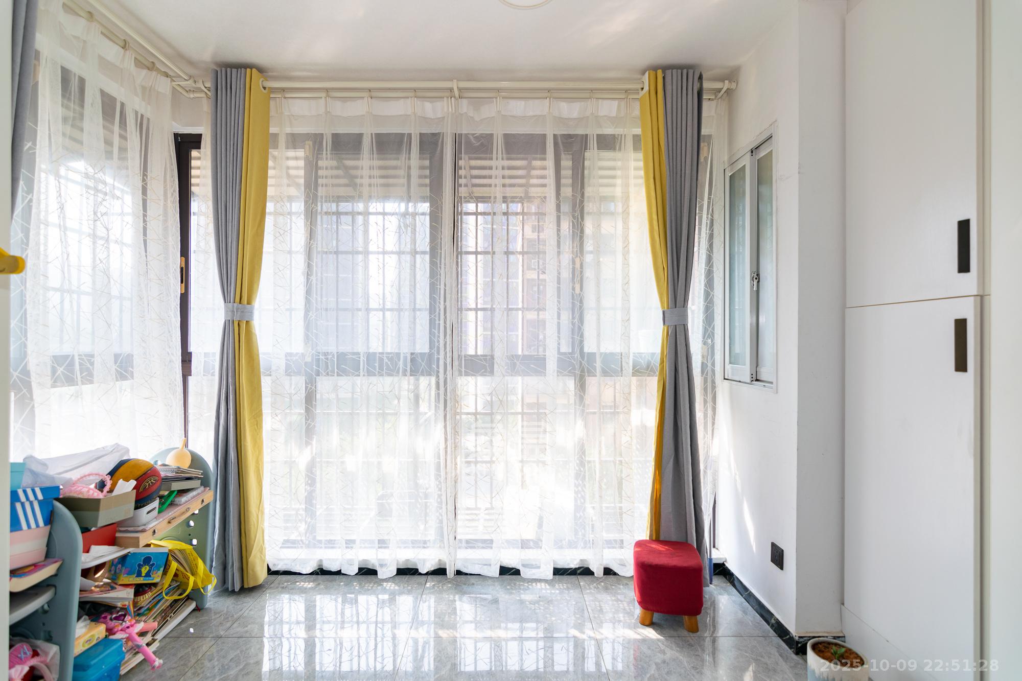 新城国际花都  3室2厅2卫    81.8万阳台