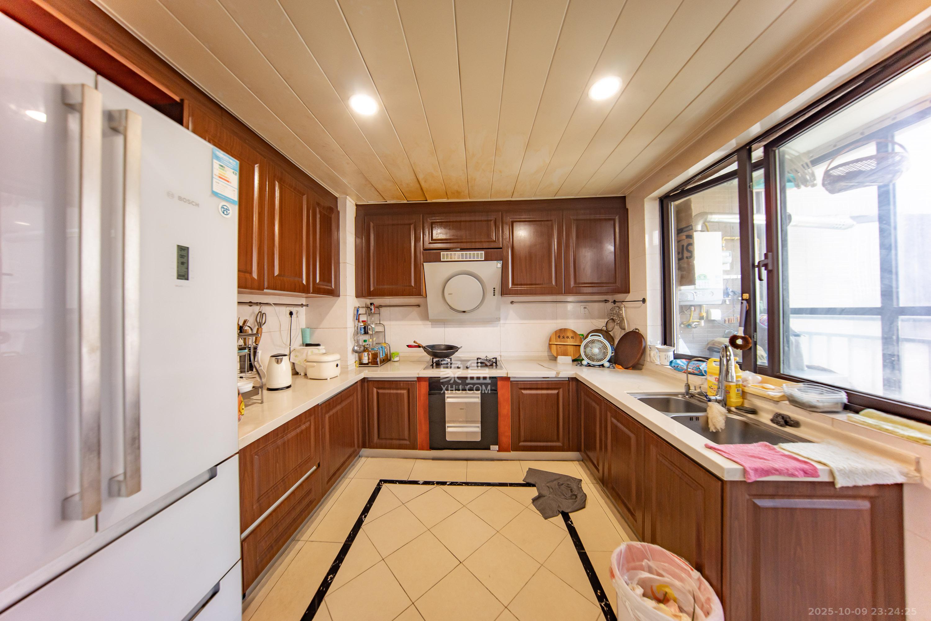 中海国际一期 4室2厅2卫 190.0万 中海国际一期 4室2厅2卫 190.0万厨房