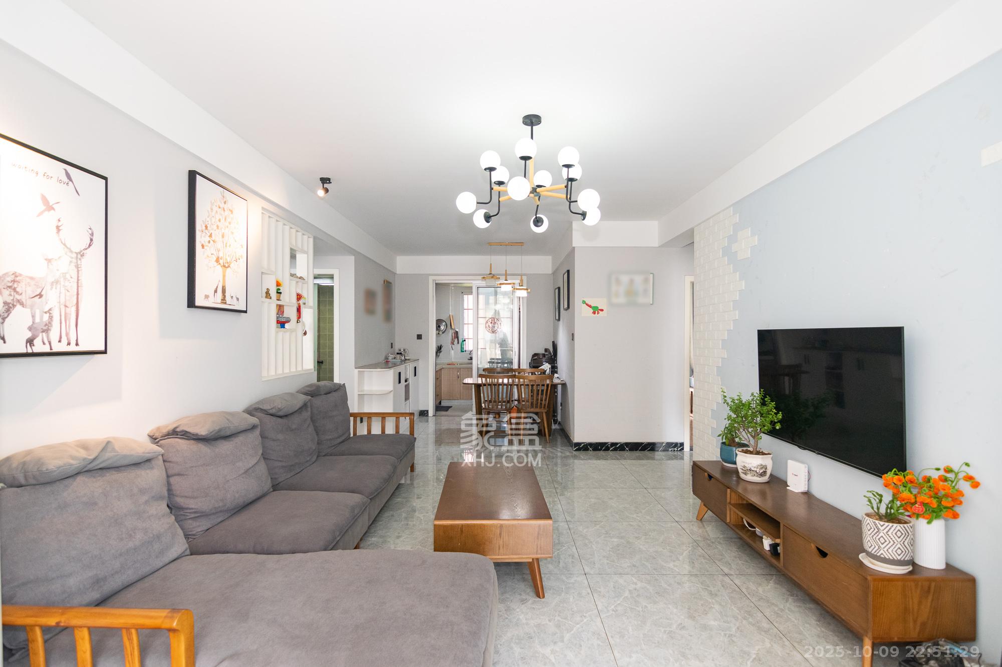 新城国际花都  3室2厅2卫    81.8万客厅