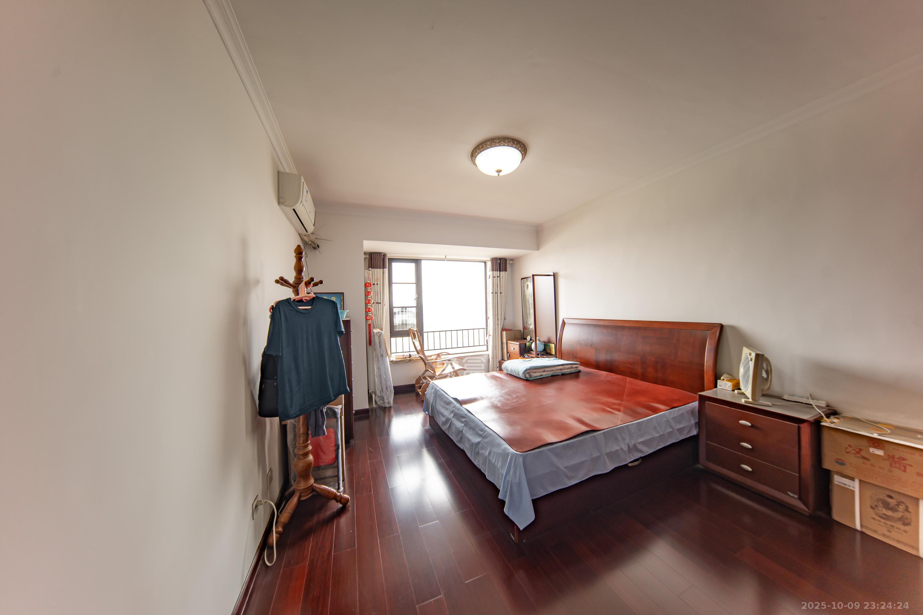 中海国际一期  4室2厅2卫    190.0万卧室