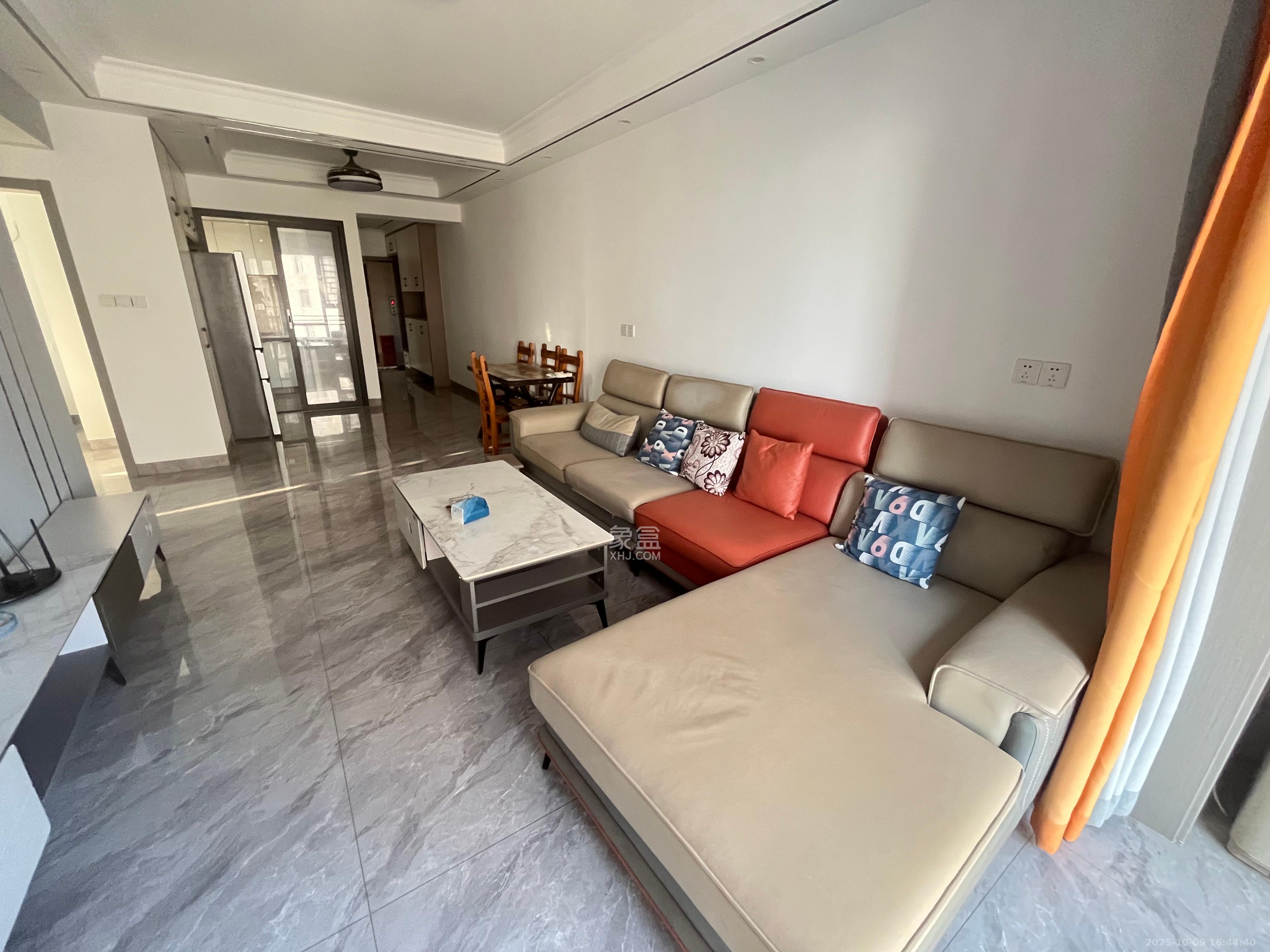 鸿邦国际城  3室2厅1卫    2000.0元/月