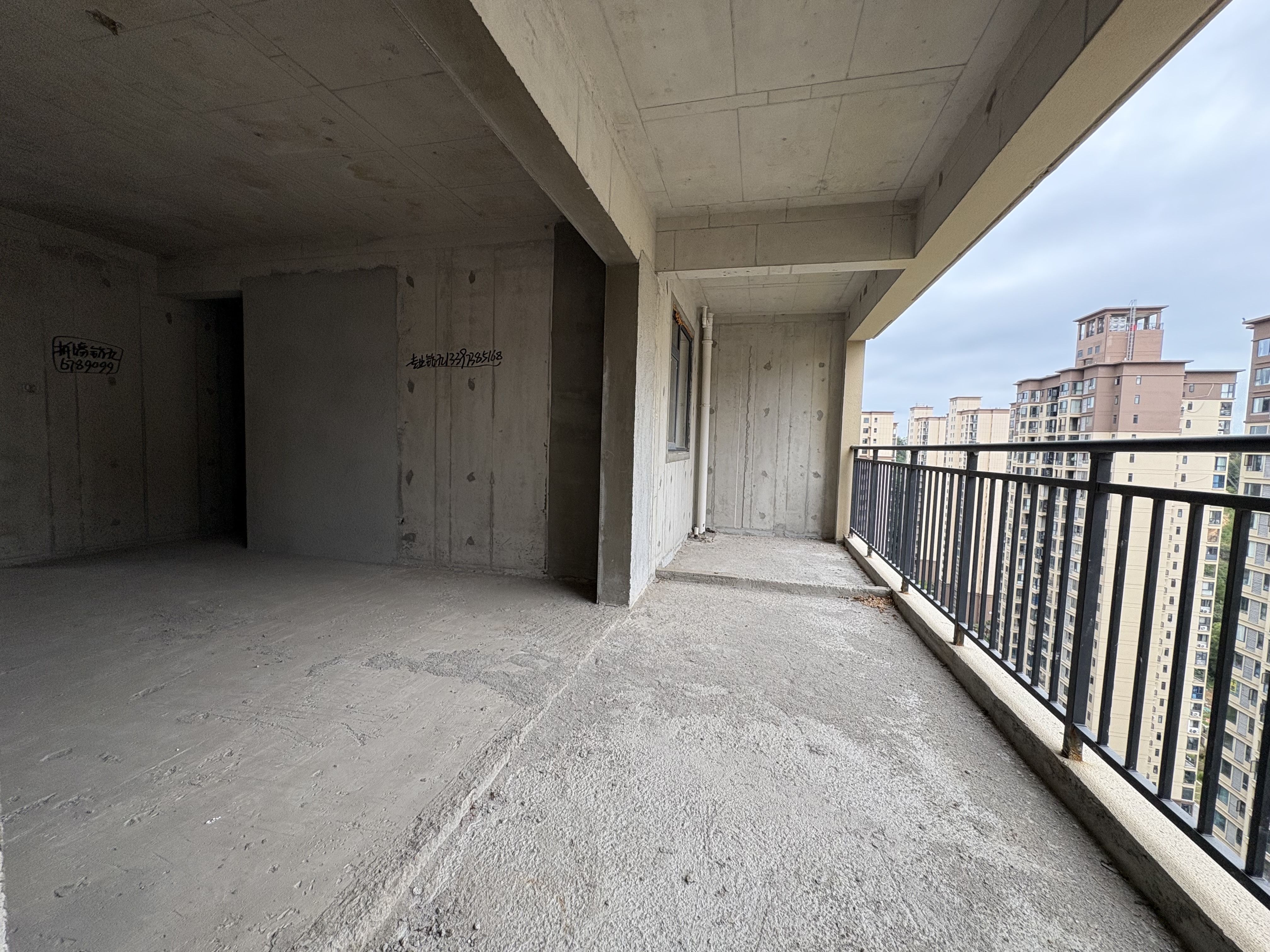 吉大汉珠山府 4室2厅2卫 96.8万 吉大汉珠山府 4室2厅2卫 96.8万客厅