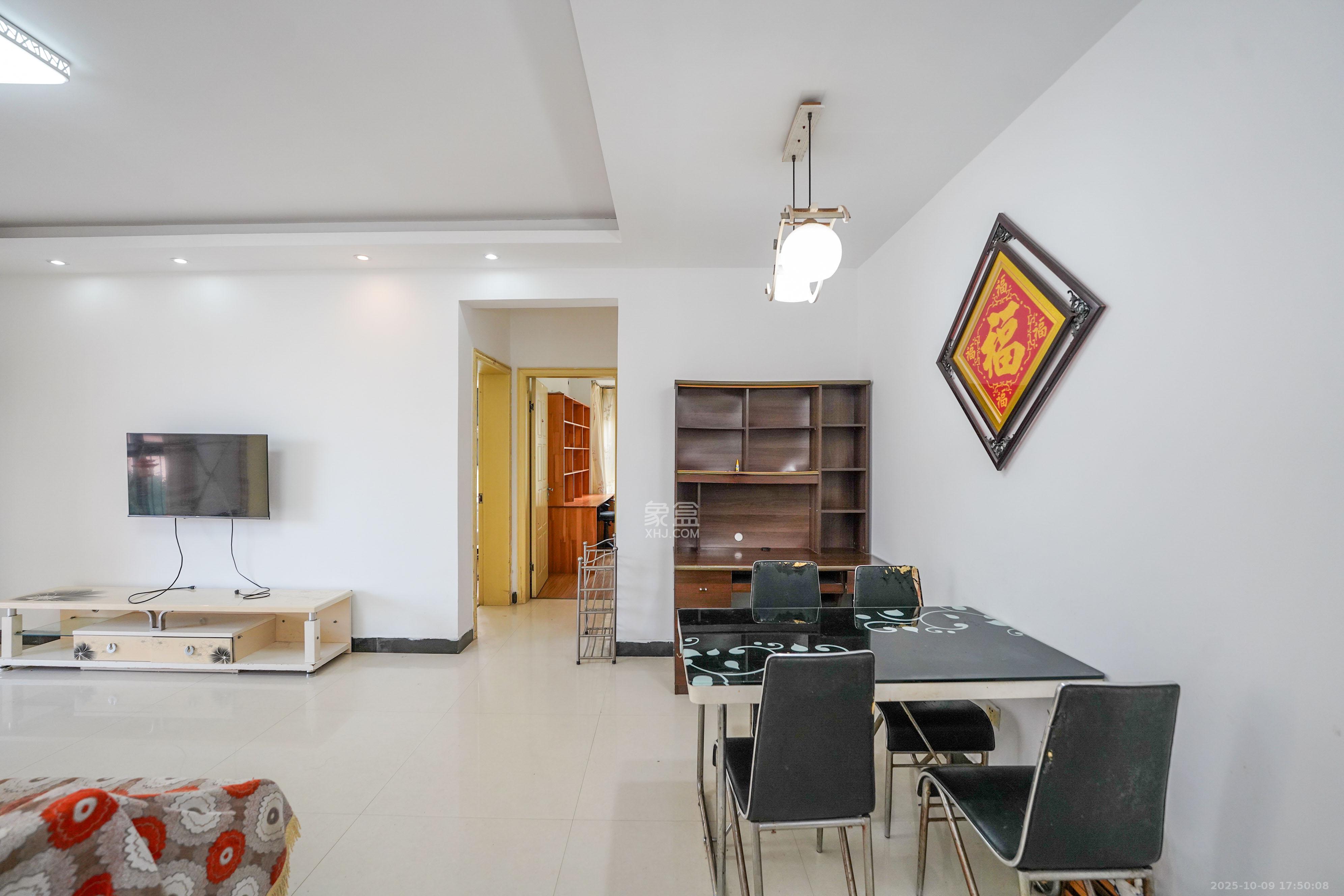 怡海星城  3室2厅2卫    57.0万客厅