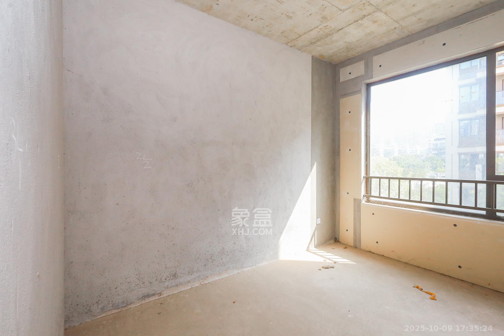 正荣滨江紫阙台 5室2厅3卫 316.0万 正荣滨江紫阙台 5室2厅3卫 316.0万卧室