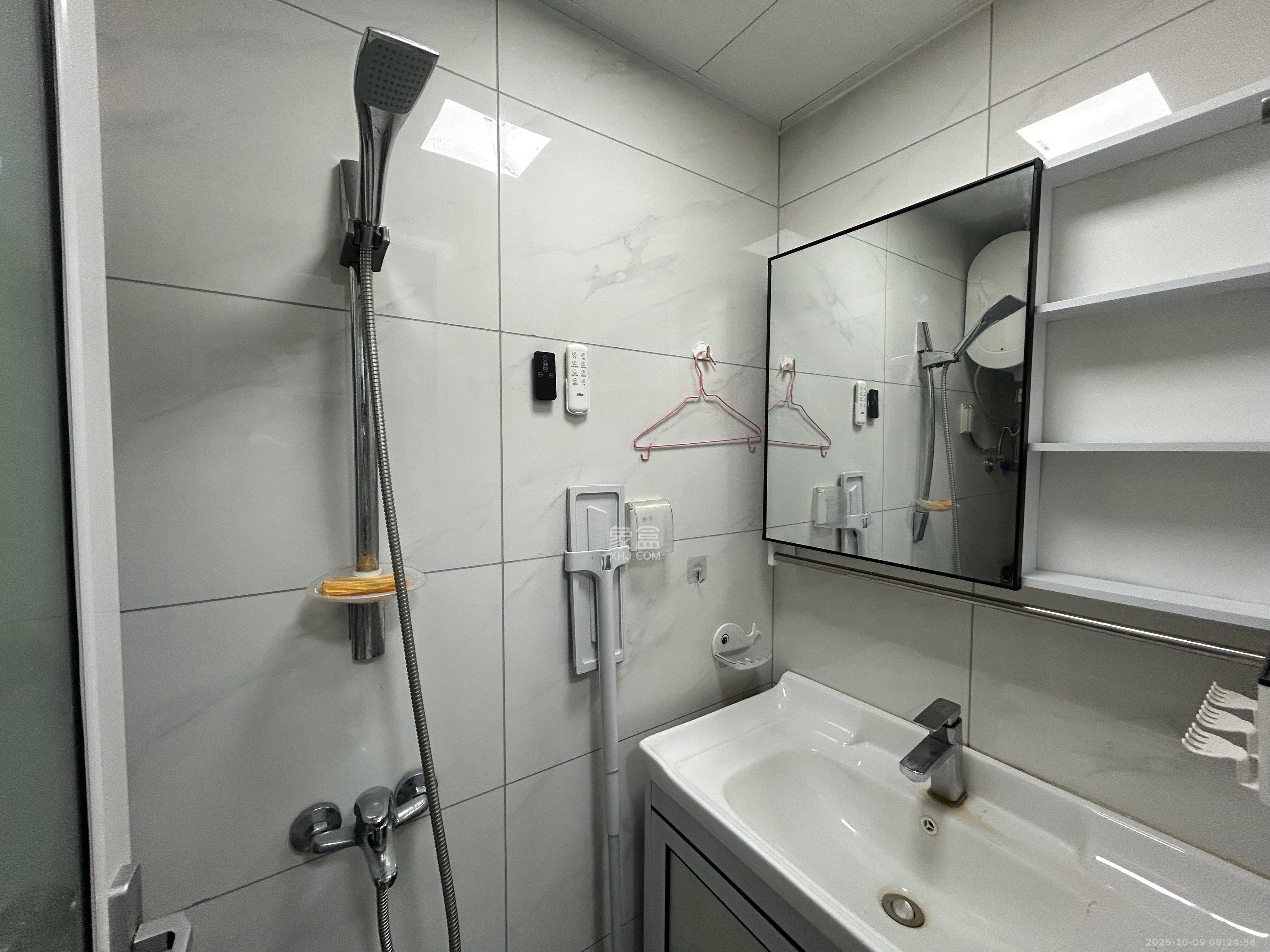 保利香槟国际  1室1厅1卫    1200.0元/月室内图