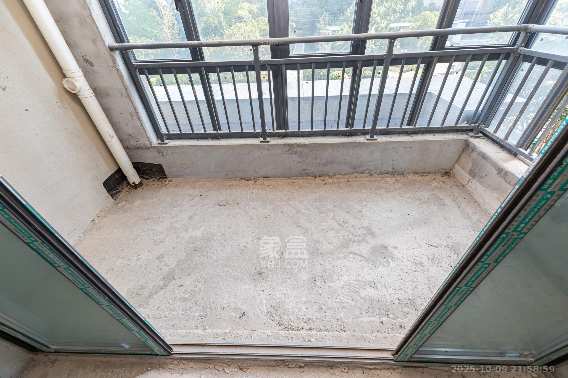 润和滨江广场（润和中央广场）  4室2厅2卫    83.8万阳台