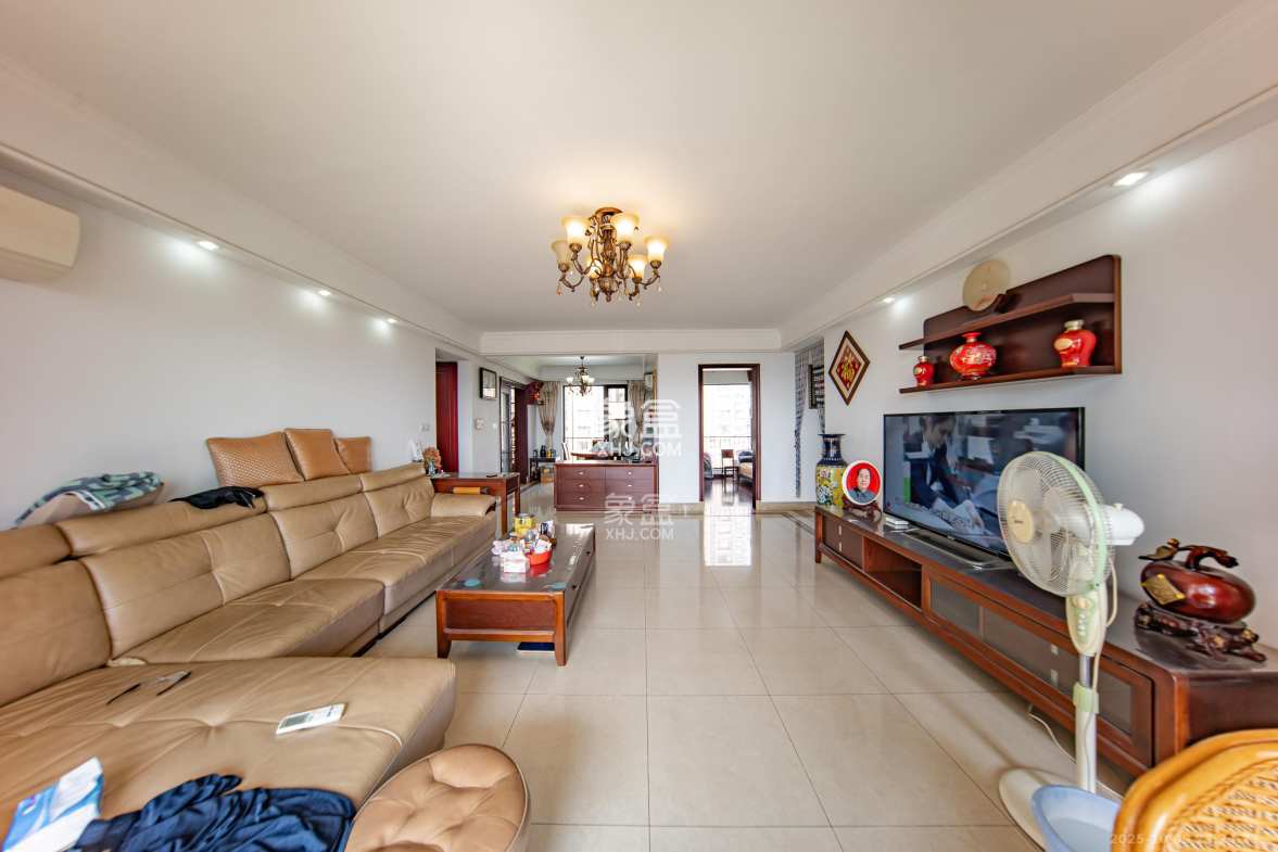 中海国际一期 4室2厅2卫 190.0万 中海国际一期 4室2厅2卫 190.0万客厅