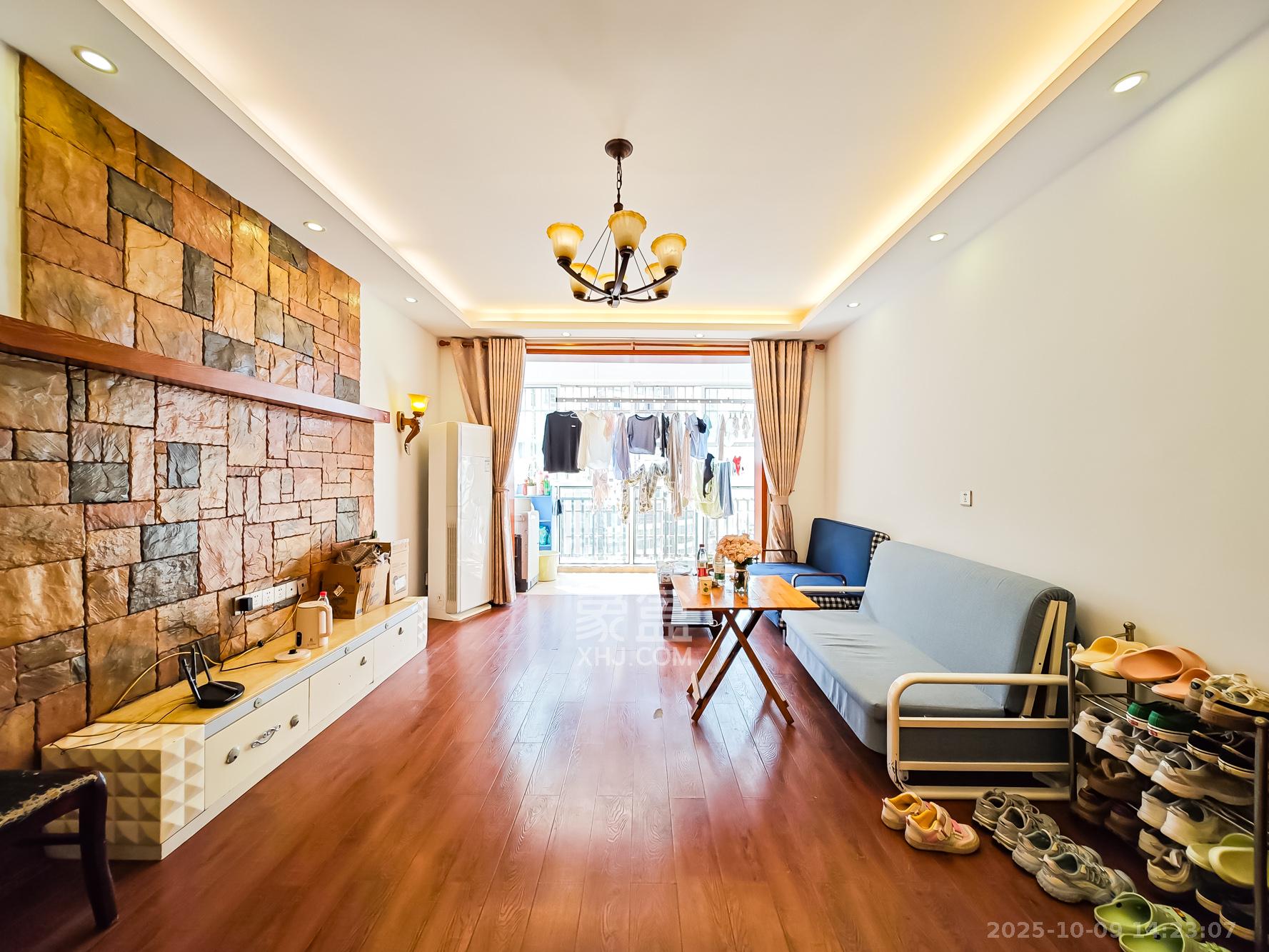 华江乐天花亭  3室2厅2卫    82.0万客厅