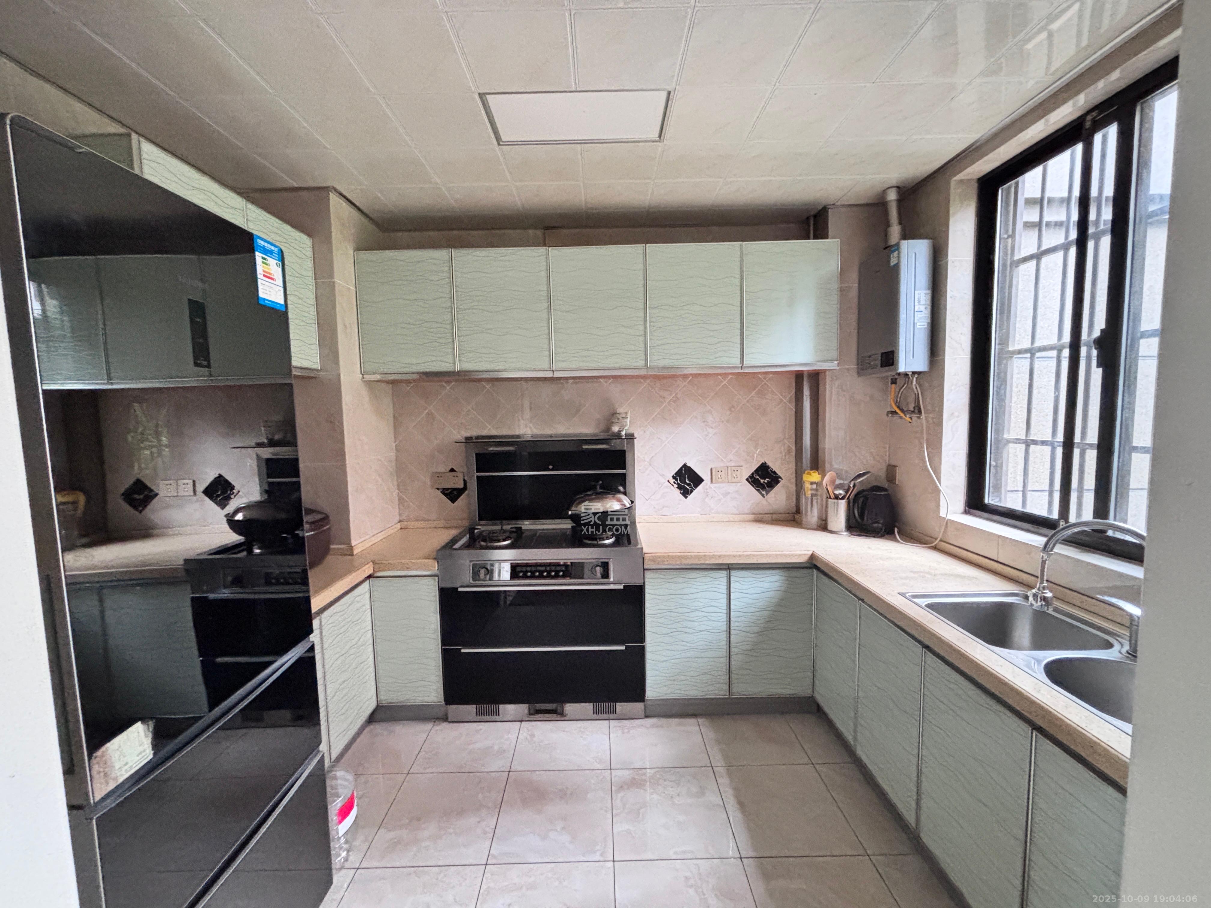 新城国际花都  3室2厅2卫    1800.0元/月室内图