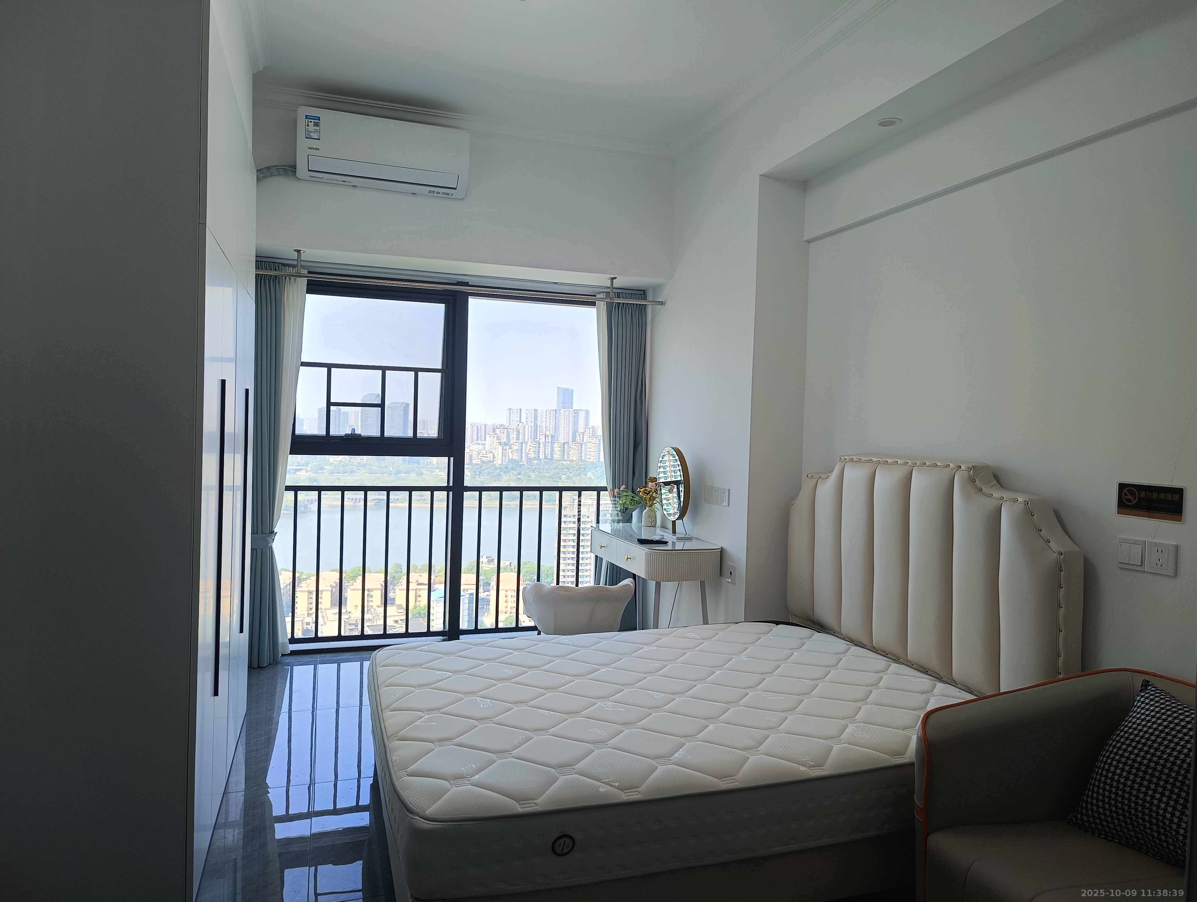 华润置地中心  1室1厅1卫    2200.0元/月 华润置地中心  1室1厅1卫    2200.0元/月