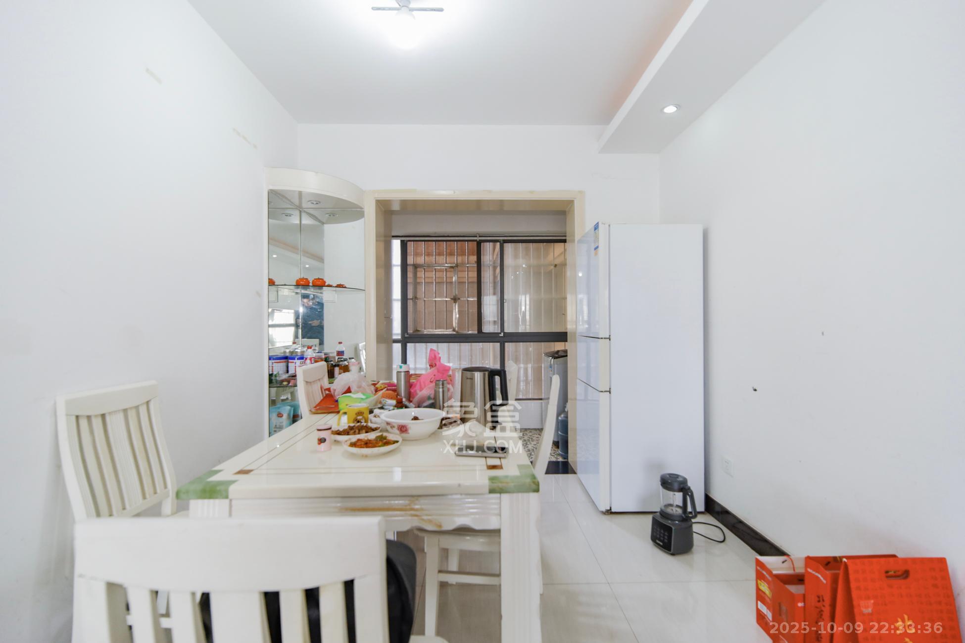 上海城小区  3室2厅2卫    93.8万客厅