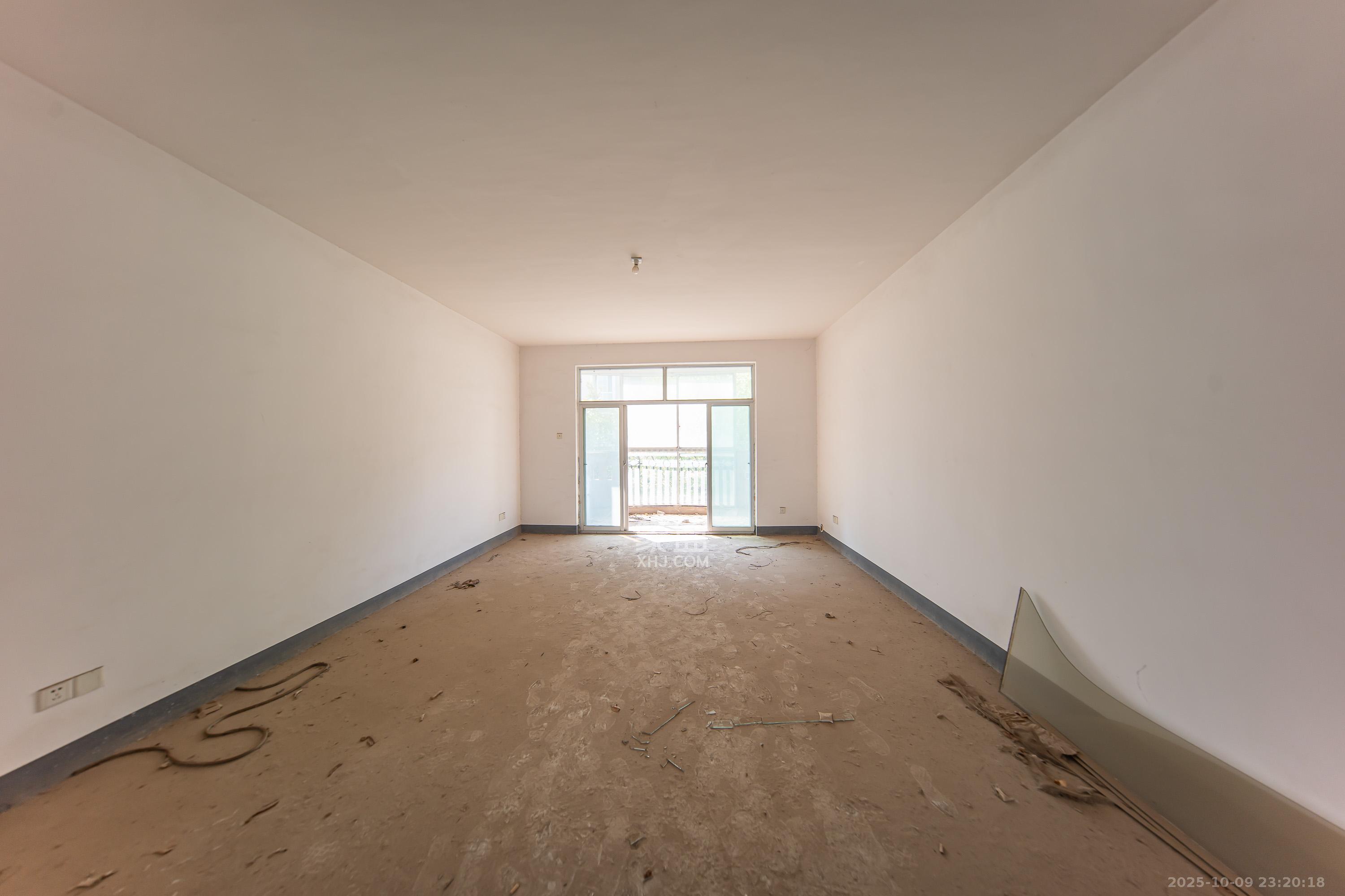 枫华府第  3室2厅2卫    63.8万客厅