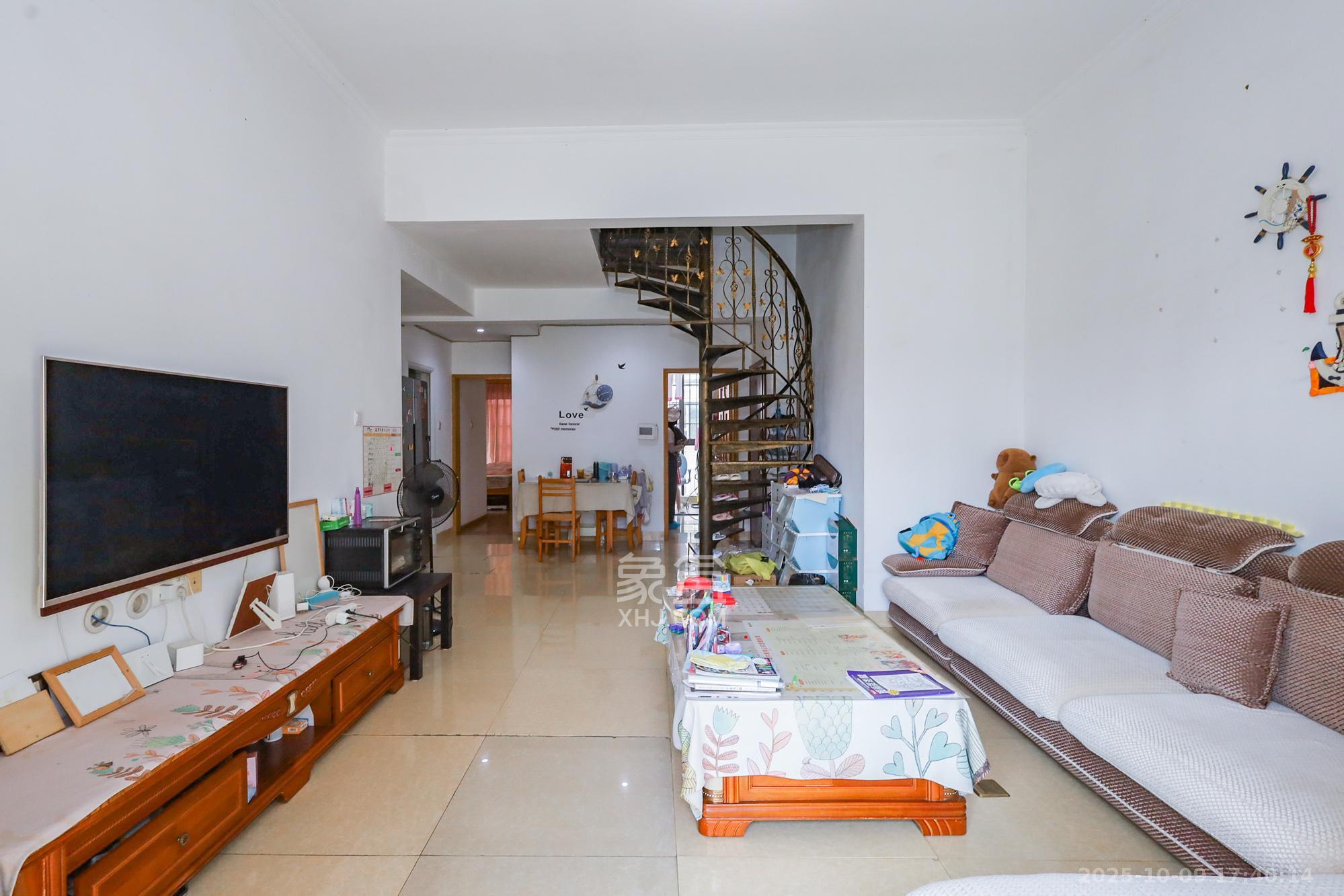 钰龙天下一期  3室2厅1卫    280.0万客厅