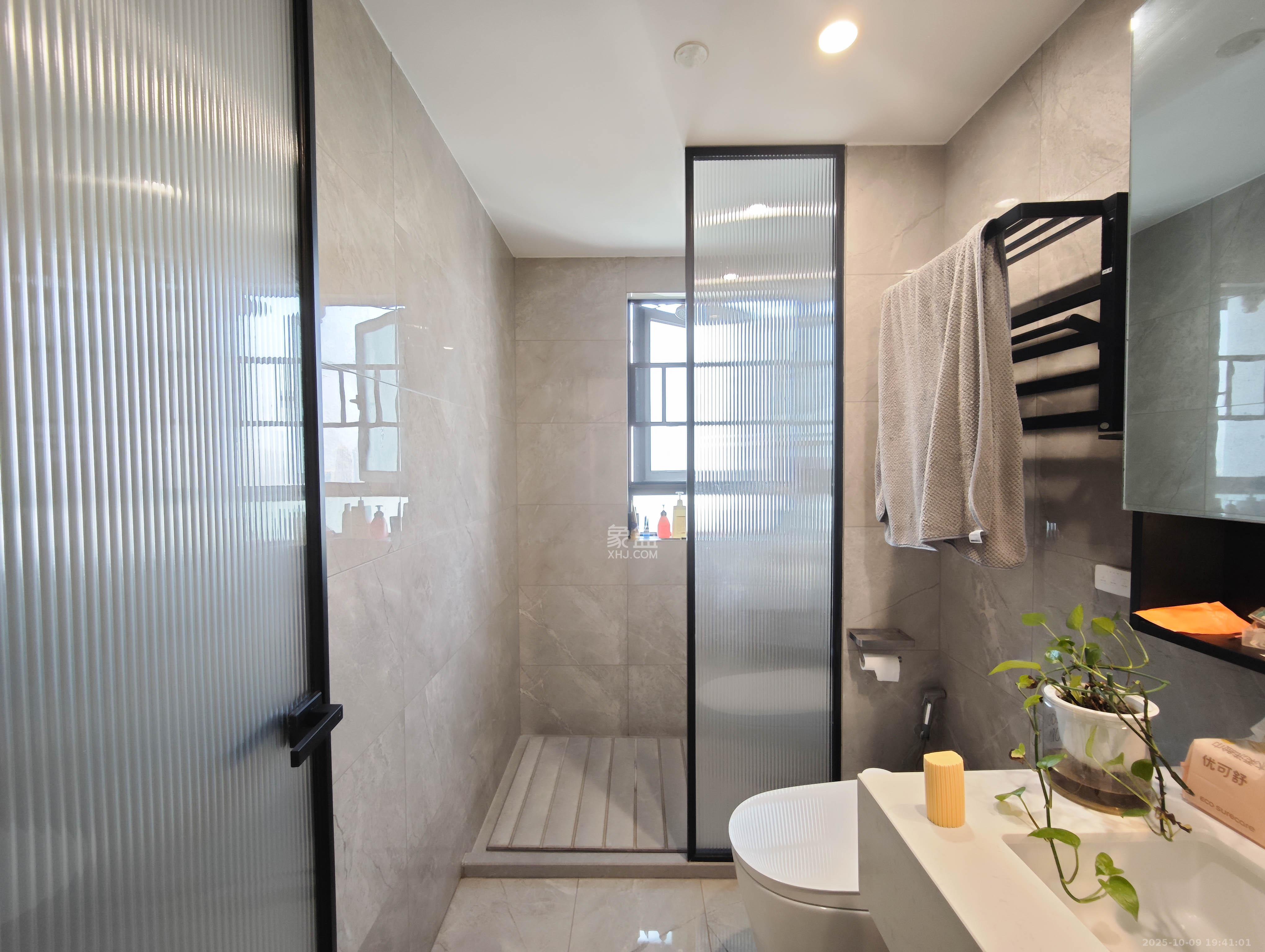 万科魅力之城  4室2厅2卫    185.0万卫生间