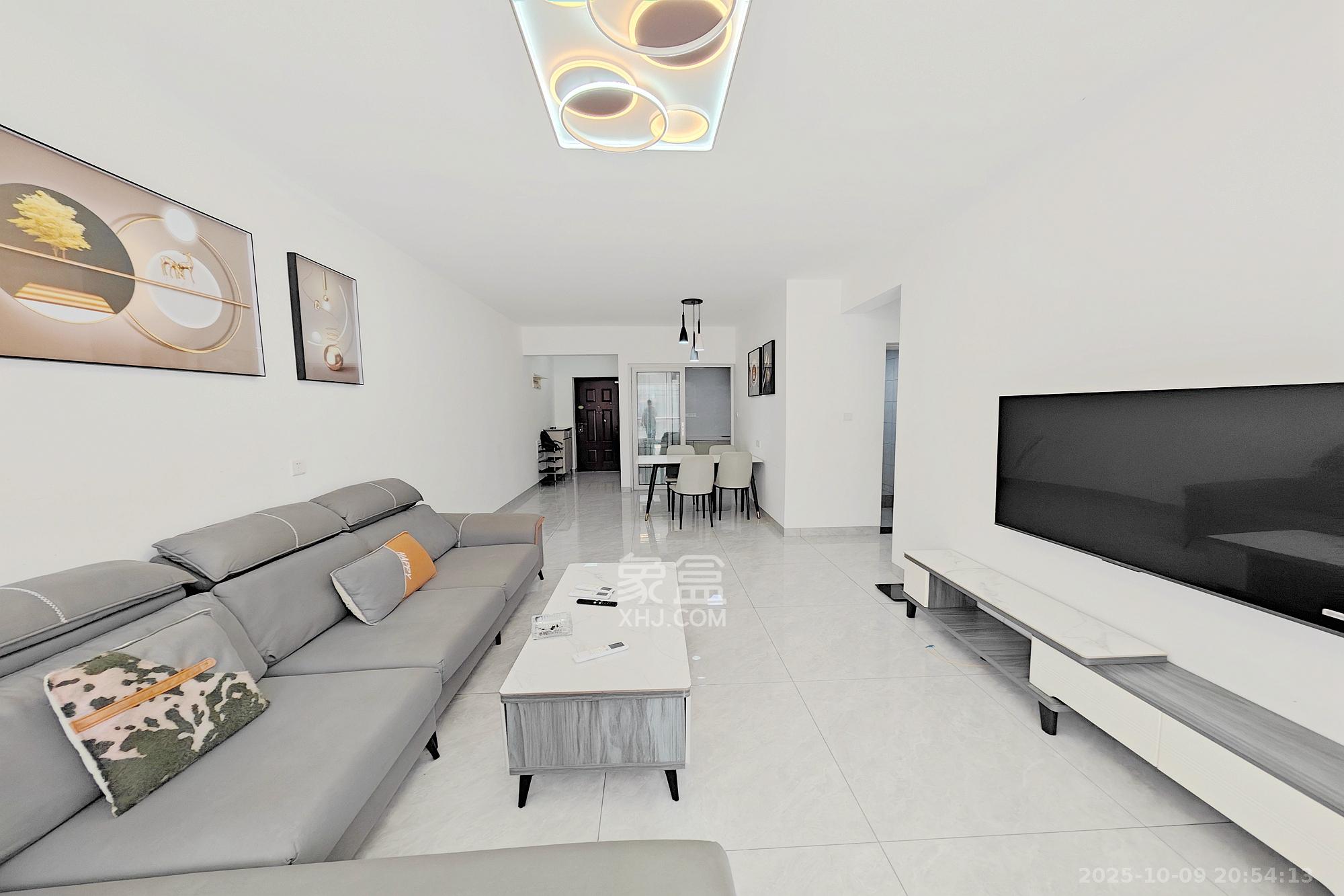 保利大都汇一期、二期 4室2厅2卫 138.0万 保利大都汇一期、二期 4室2厅2卫 138.0万客厅