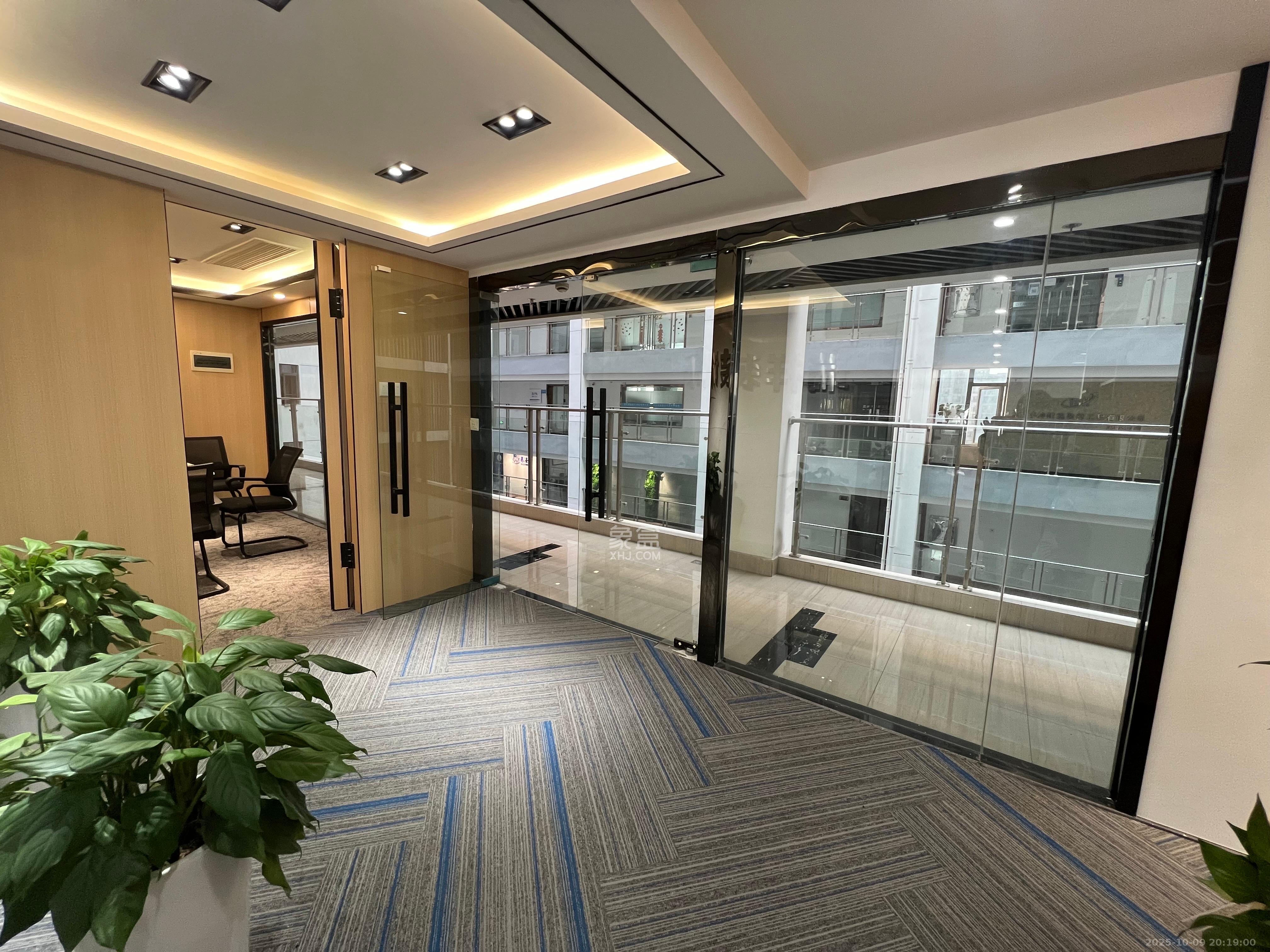 长房中庭国际（东郡华蓉广场）  2室2厅1卫    8600.0元/月室内图