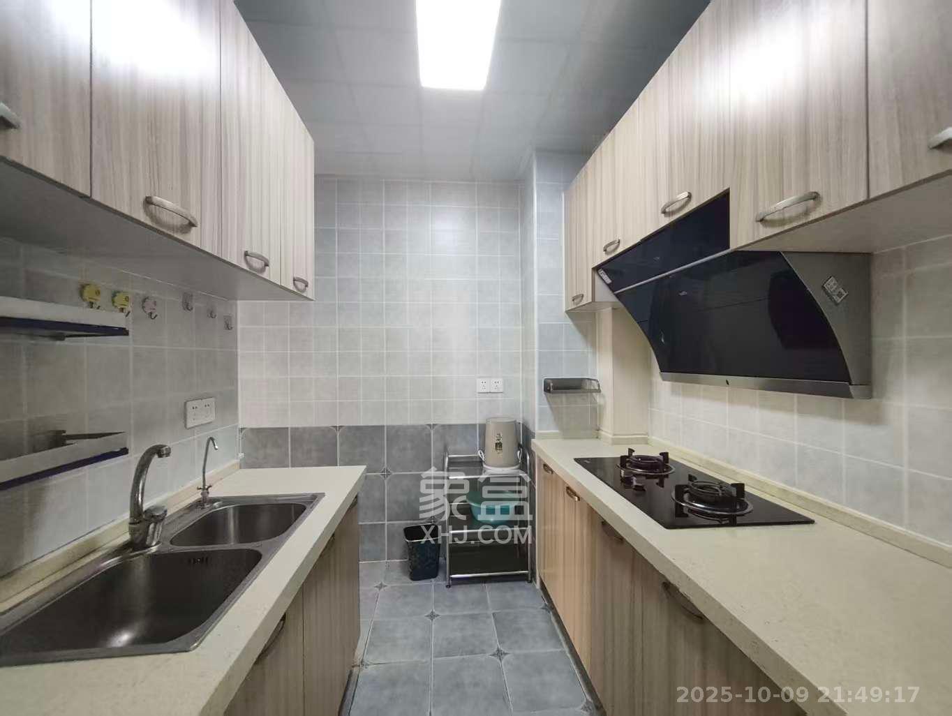 长房半岛蓝湾（观山月）  3室2厅1卫    2200.0元/月