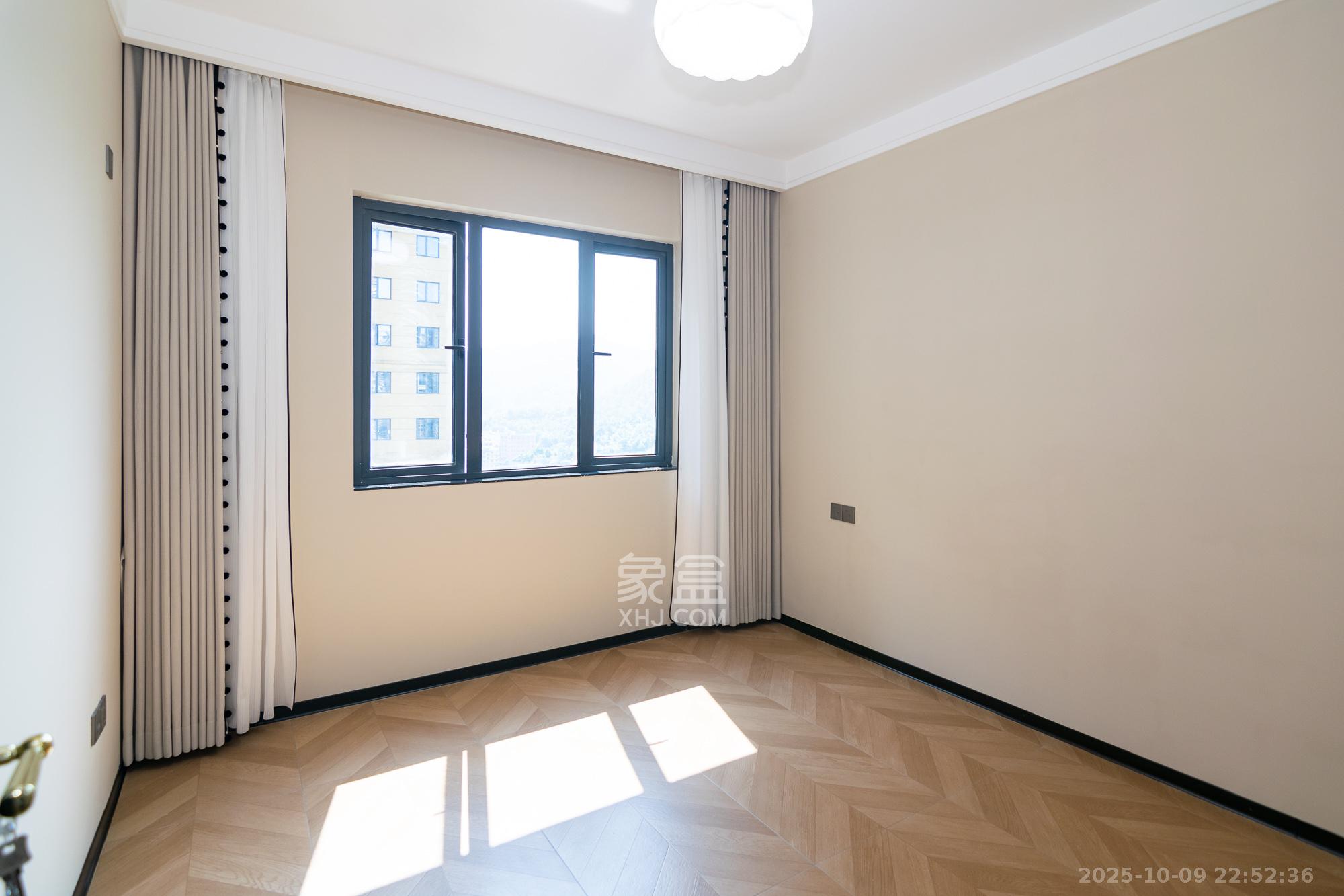 澳海澜庭  4室2厅2卫    99.0万 澳海澜庭  4室2厅2卫    99.0万卧室