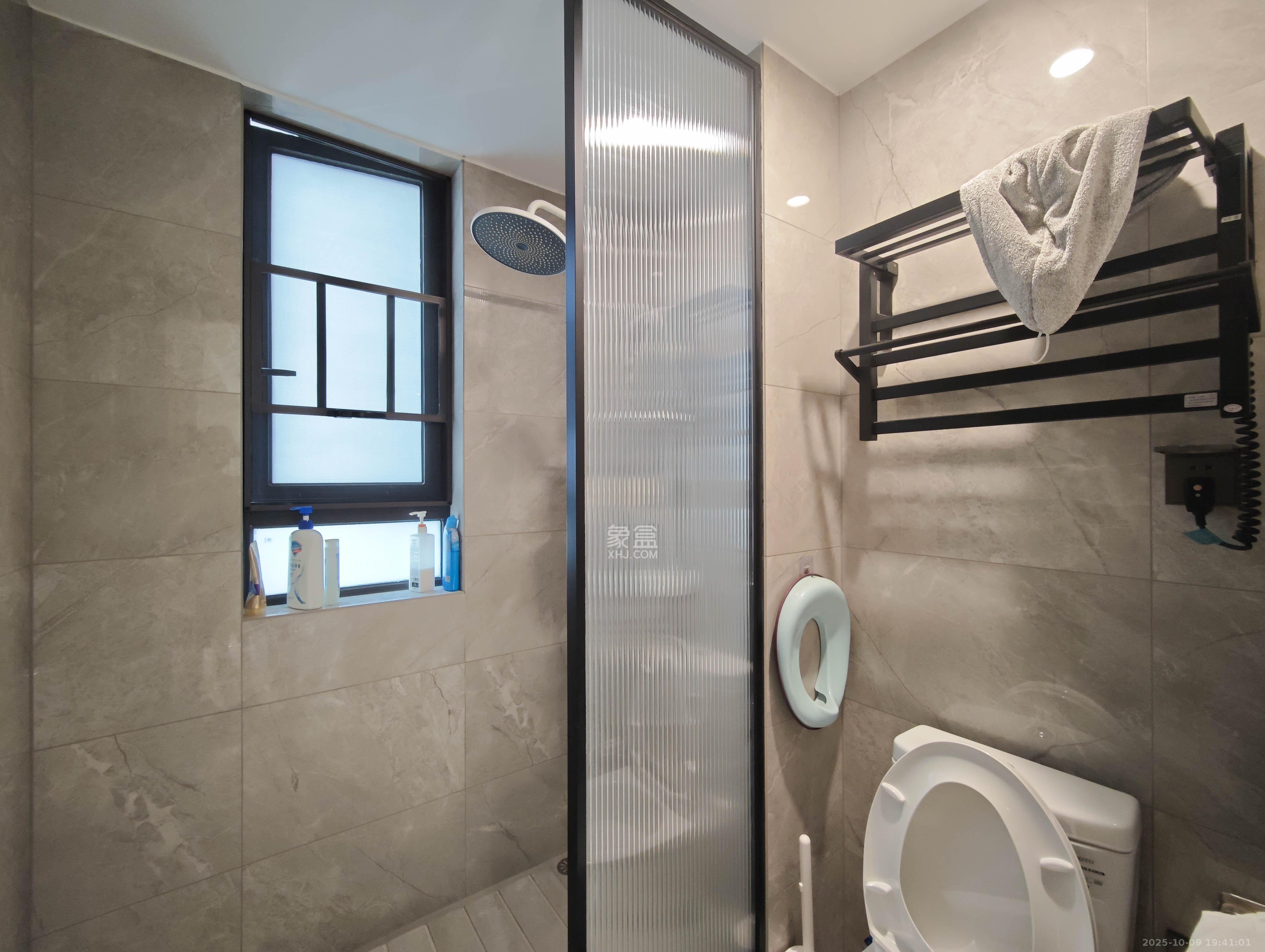 万科魅力之城  4室2厅2卫    185.0万卫生间