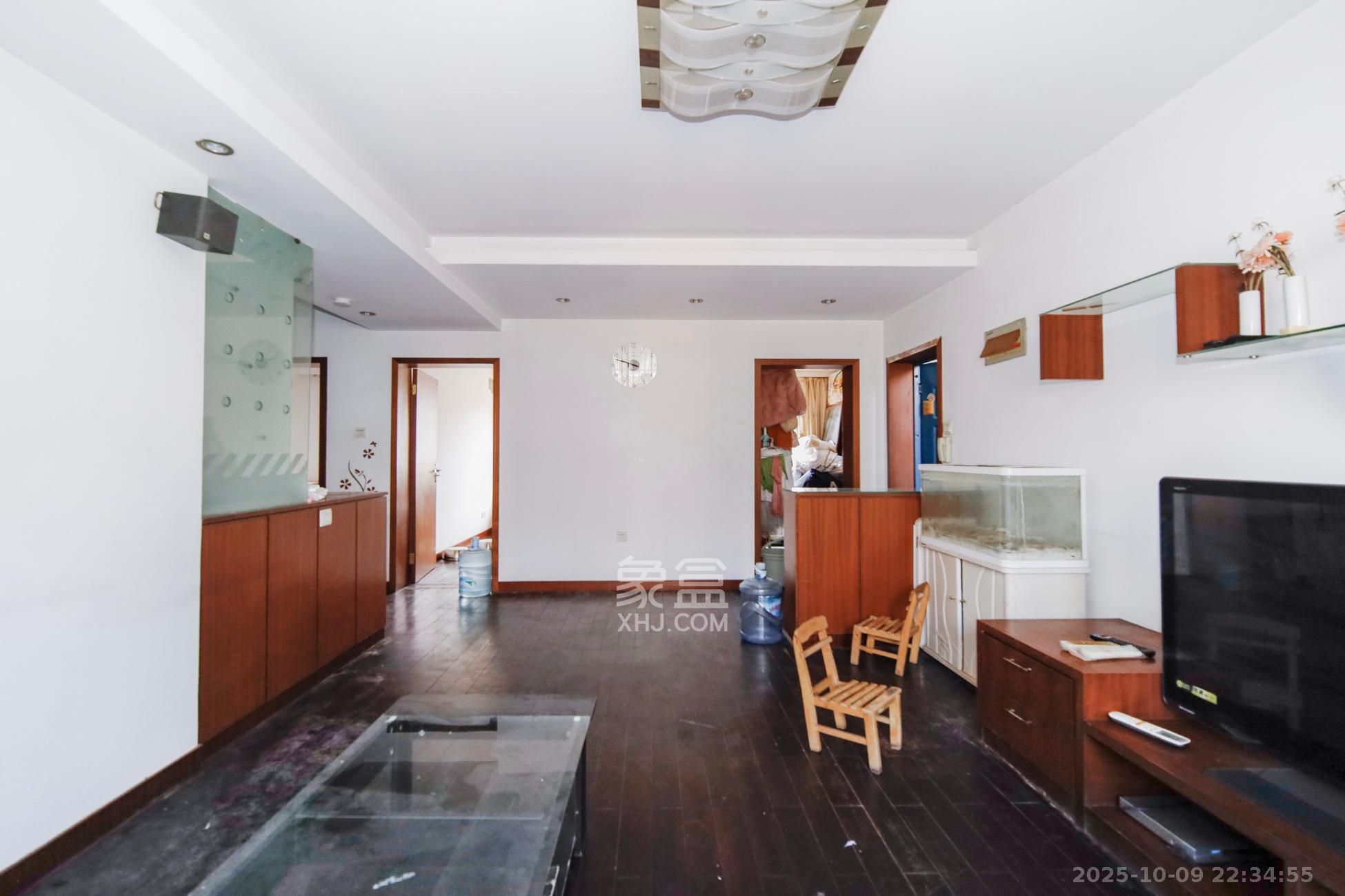 三湘小区  3室2厅1卫    60.0万客厅