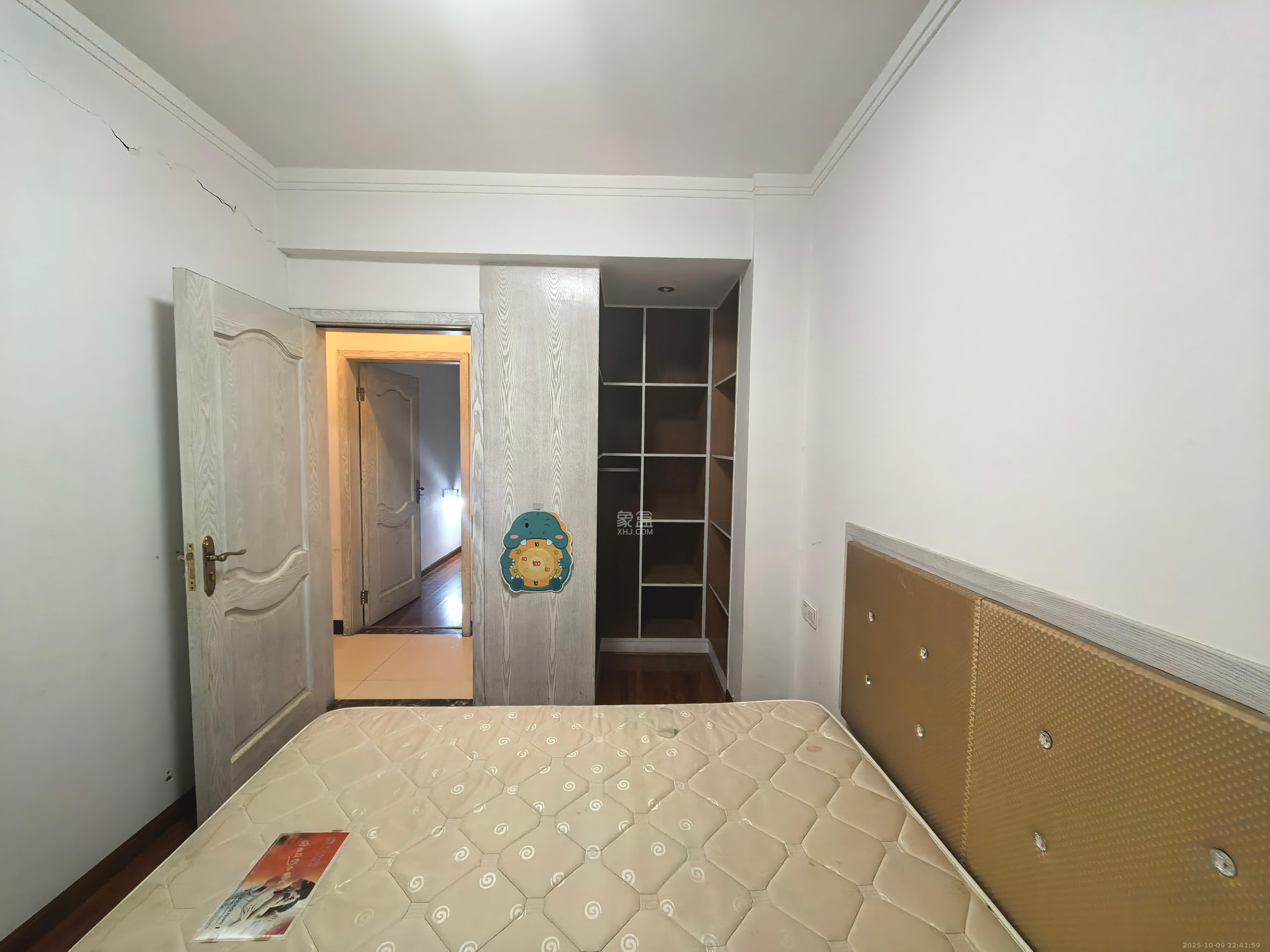 海拔东方  1室2厅1卫    2100.0元/月室内图