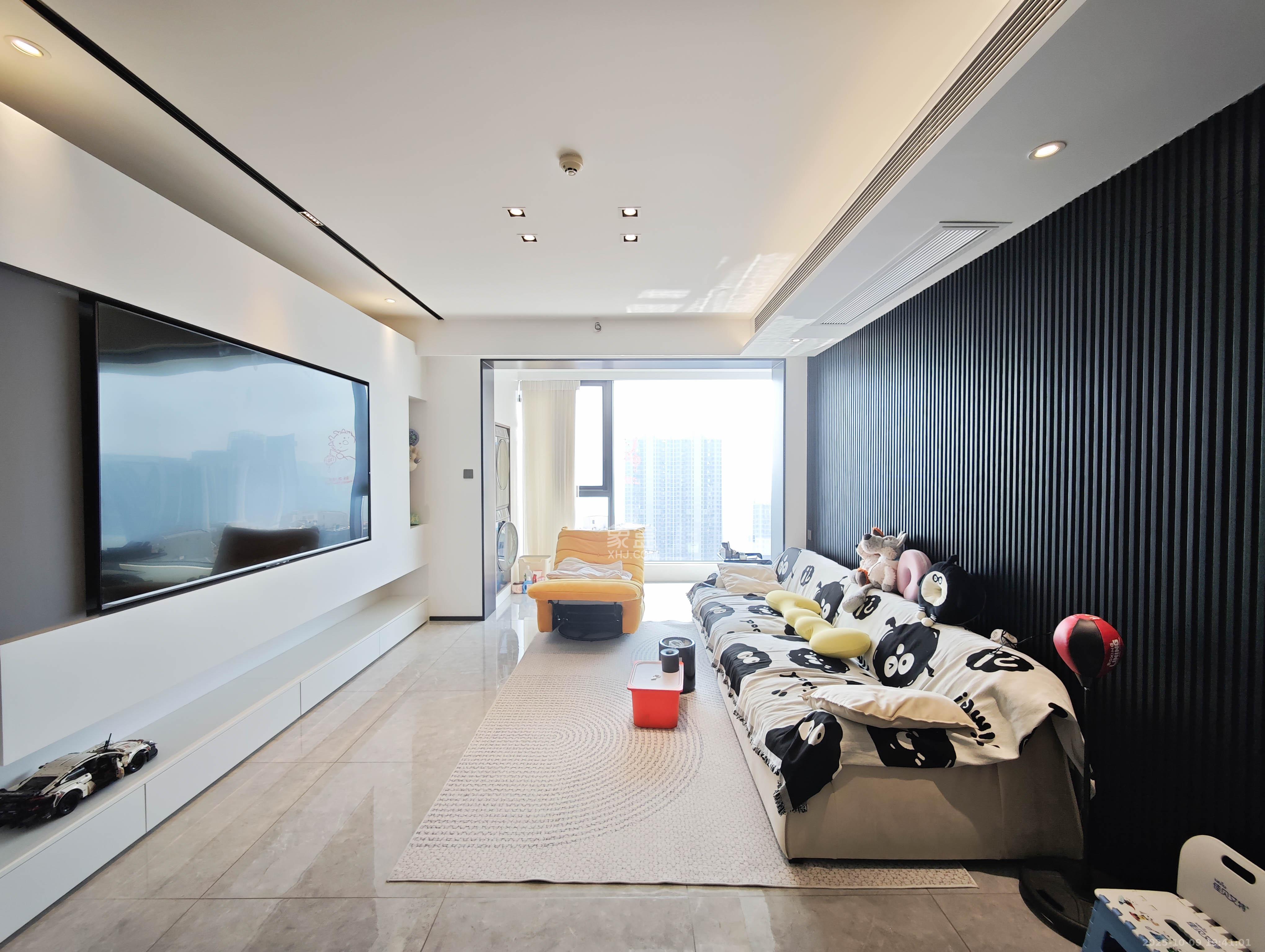 万科魅力之城  4室2厅2卫    185.0万客厅