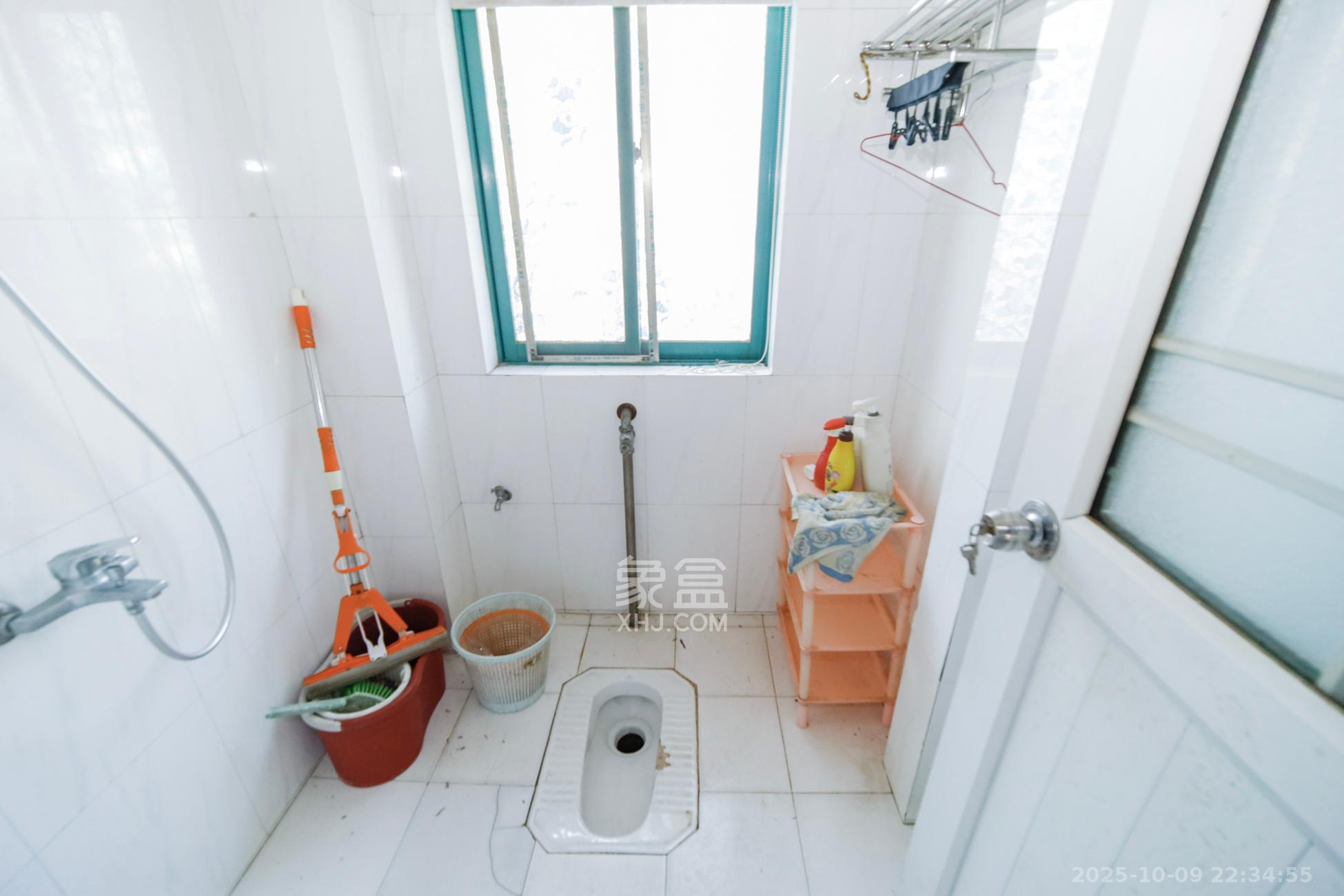 三湘小区  3室2厅1卫    60.0万卫生间